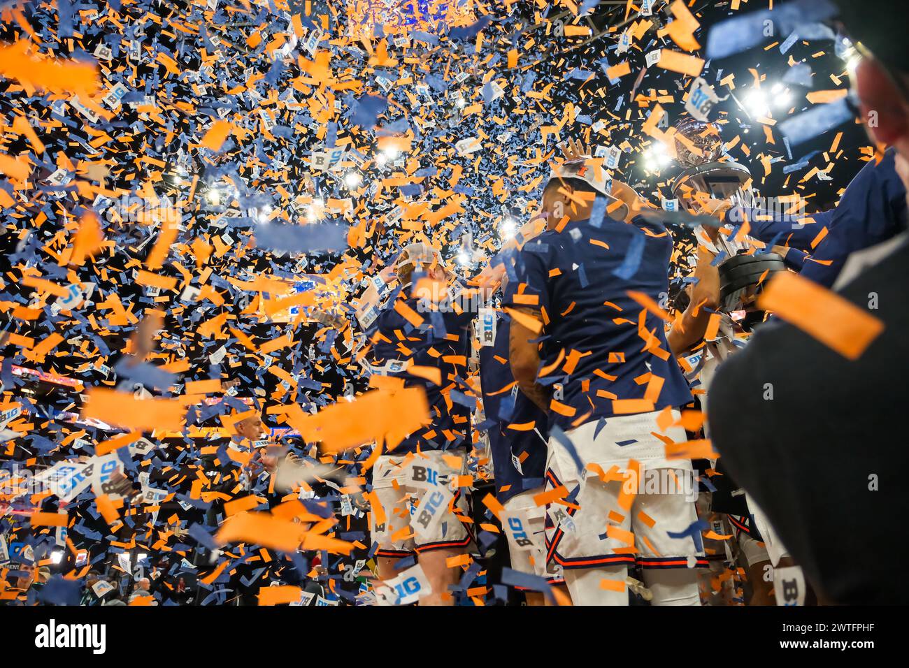 Minneapolis, Minnesota, USA. März 2024. Die Illinois Fighting Illini feiern den Sieg des Meisterschaftsspiels zwischen Illinois und Wisconsin nach dem TIAA Big10 Männer Basketballturnier 2024 im Target Center in Minneapolis am 17. März 2024. (Kreditbild: © Steven Garcia/ZUMA Press Wire) NUR REDAKTIONELLE VERWENDUNG! Nicht für kommerzielle ZWECKE! Stockfoto