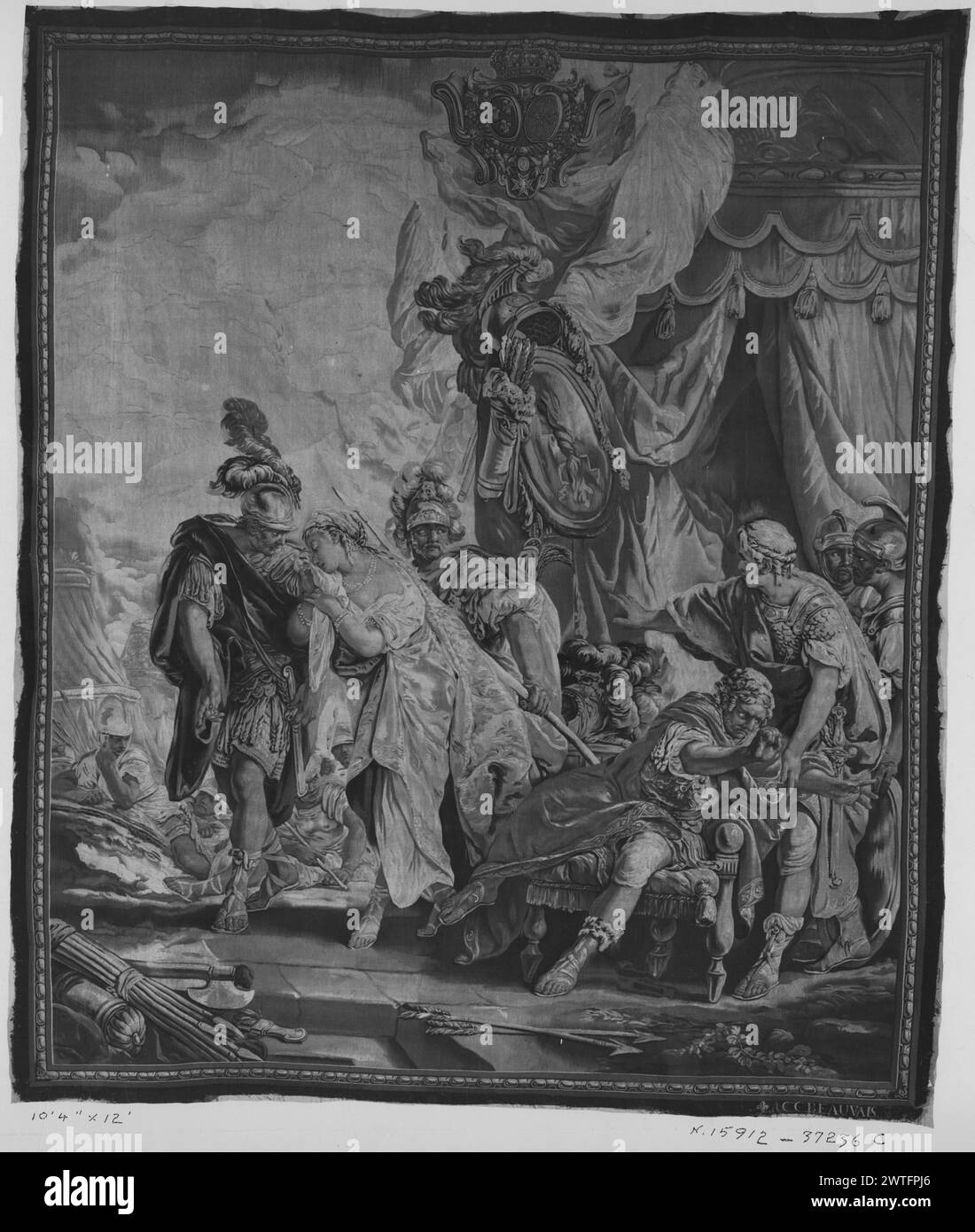 Streit um Achilles und Agamemnon. Deshays de Colleville, Jean-Baptiste-Henri (französisch, 1729-1765) (Autor des Designs) [Maler] Charron, André-Charlemagne (französisch, fl.1754-1780) (Werkstatt) [Weber] c. 1761-1770 Gobelin Abmessungen: H 12' x B 10'4' Tapisserien Materialien/Techniken: Unbekannt Kultur: Französisches Weberzentrum: Beauvais Eigentumsgeschichte: Französisch & Co. Inschriften: Gewobenes Monogramm in der unteren Wache, rechts: [fleur-de-Lys] A.C.C.BEAUVAIS Briseis von Achilles weggenommen und von den Heroldern Talthybius & Eurybates nach Agamemnon geführt; Wappen oben Mitte (BRD) schmales Band mit Schnur aus Oval b Stockfoto