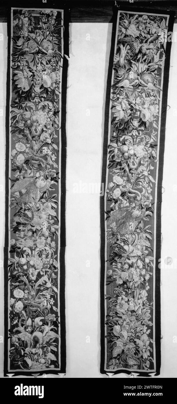 Grenzfragmente als Hänge. Unbekannt ca. 1700-1750 Gobelin Abmessungen: H 11'6 x B 2' Gobelin Materialien/Techniken: Unbekannt Kultur: Flämisches Weberzentrum: Brüssel Besitz Geschichte: Französisch & Co. Eingang von Peter Stephaich 23.03.1949; Rückgabe 1.11.1951. Blumengirlanden, Früchte, Vögel, Schlangen und Fische 2 Abschnitte Seitenränder von einem Wandteppich, hergestellt zu zwei Hängen. French & Co. Stock Sheet im Archiv, 80454-A Stockfoto