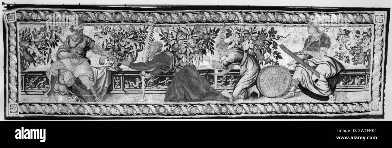Randfragment. Unbekannt ca. 1550-1575 Gobelin Abmessungen: H 1'3' x B 10' Gobelin Materialien/Techniken: Unbekannt Kultur: Flämisches Weberzentrum: Brüssel Besitz Geschichte: French & Co. Gekauft von Barney Anwesen 11.1.1916; verkauft an Herrn C. B. McCallum 17/1919 [SS 7076]. French & Co. Wurde von Rewell McCallum gekauft und erhielt 8/1951 [SS 50853]. 7 Figuren nähern sich der sitzenden männlichen Figur mit Krone und Zepter [=Jupiter/Zeus ?], einige Figuren knien, einige tragen Wedel oder andere Opfergaben; Figuren mit Blumenvasen, die auf Steinreliefschnitzereien mit klassischen Motiven (BRD) in Spiralrichtung sitzen Stockfoto