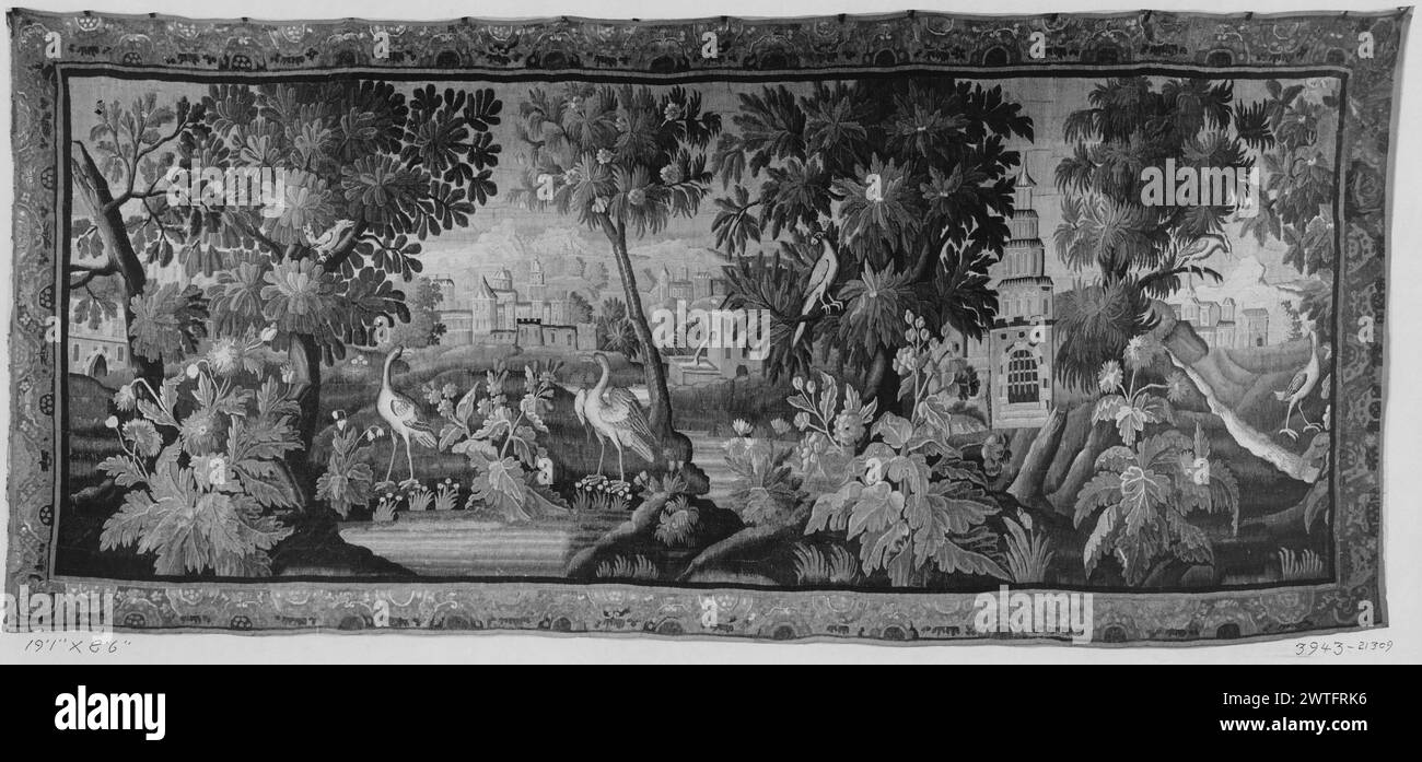 Vögel in der Landschaft. Unbekannt ca. 1725-1775 Gobelin Abmessungen: H 8'6' x B 19'1' Gobelin Materialien/Techniken: Unbekannt Kultur: French Weaving Center: Aubusson Besitz Geschichte: French & Co. Gekauft von Charles E. Mitchell, erhalten am 24.11.1919; verkauft an A. Cook am 16.1923. 2 große Vögel in der Nähe des Baches, zwischen blühenden Pflanzen und Bäumen; Vogel in einem Zweig (R) mit Blick auf das Paar; Bach führt zu einem Gebäude mit Brunnen im Becken; zusätzliche Gebäude im Hintergrund & Vogel in der Nähe des kaskadierenden Baches (R) (BRD) Bilderrahmen mit stilisierten, alternierenden Halbpiastern, die Girlande umrahmen Stockfoto