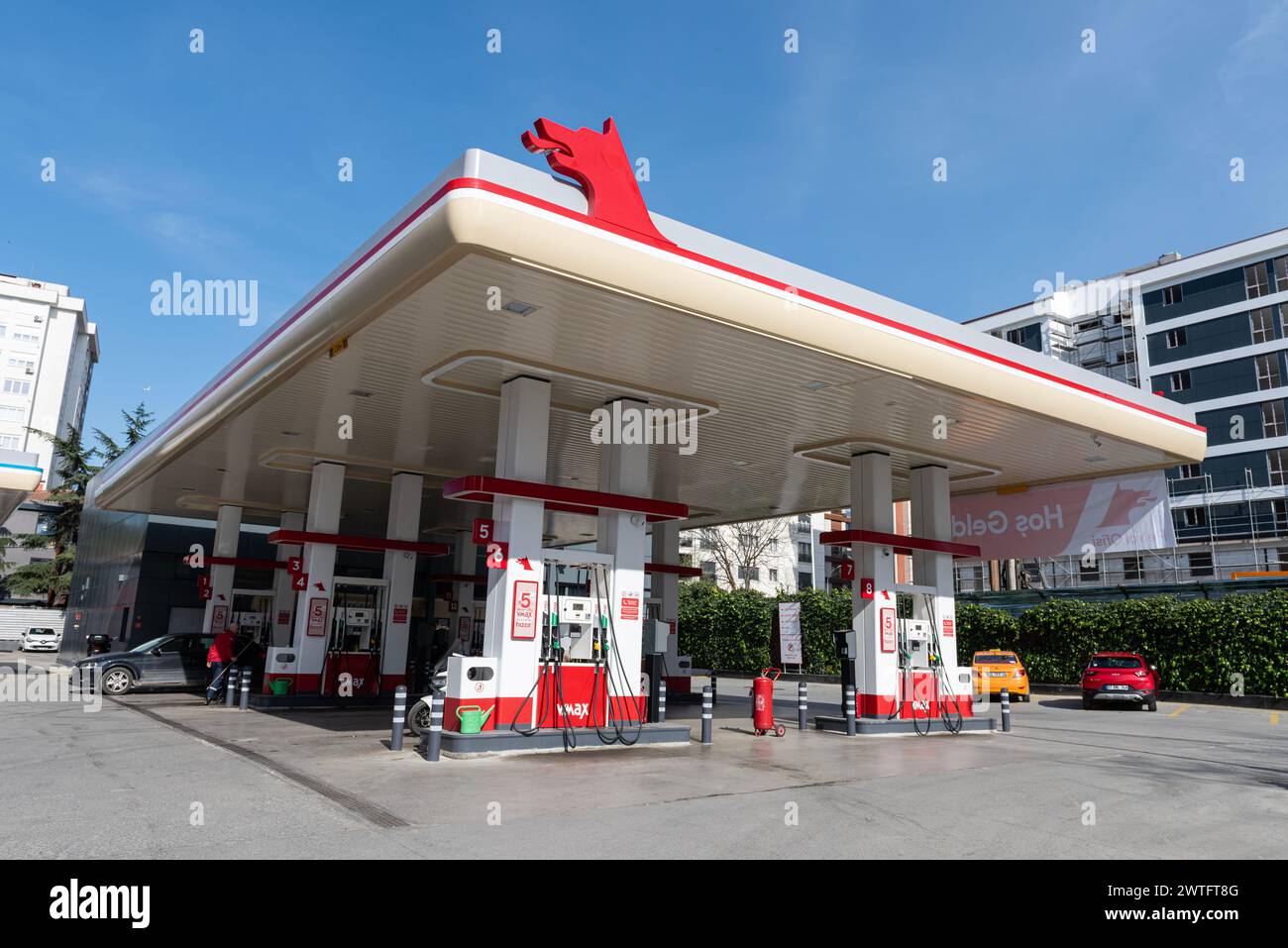 ISTANBUL, TÜRKEI - 12. MÄRZ 2024: Rote Tankstelle der Firma Ofisi befindet sich im Zentrum der Stadt. Der Benzinofisi ist ein Kraftstoffvertrieb und Stockfoto