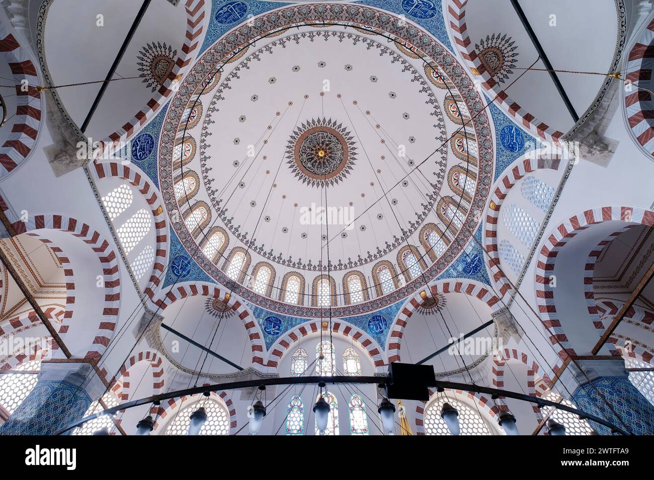 Zentrale Kuppel der Rüstem-Moschee in der Innenstadt von Istanbul, berühmt für seine dekorierten blau gefliesten Wände und rot-weiß bemalten Bögen, Horizo Stockfoto