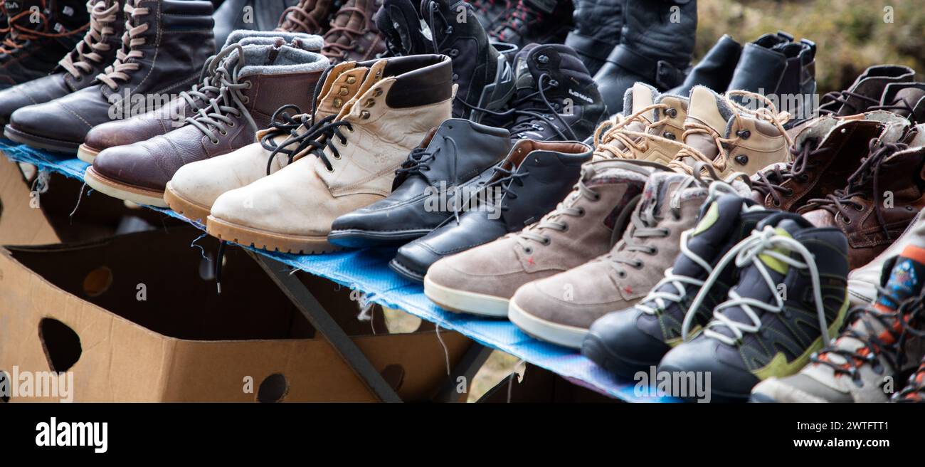 Bekleidungsartikel auf dem Flohmarkt kaufen Stockfoto