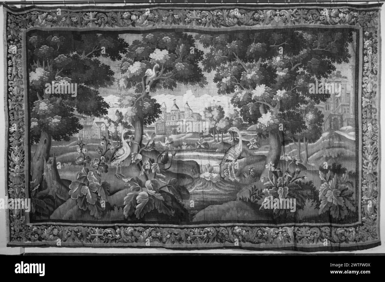 Vögel in Landschaft mit Wasserfall. Unbekannt ca. 1680-1720 Gobelin Abmessungen: H 9'2' x B 14'5' Gobelin Materialien/Techniken: Unbekannt Kultur: French Weaving Center: Aubusson Besitz Geschichte: French & Co. Erhalten von Frederick Sheldon 1965; zurückgegeben am 22.06.1965. 2 Vögel auf beiden Seiten des Flusses mit Wasserfall, zwischen blühenden Pflanzen und Bäumen; auf der gegenüberliegenden Seite Gebäude im Hintergrund (BRD), die Akanthusblätter mit Blumen und Früchten vermengt; (L & R BRD) Palmetten- und Lambrequin-Motive mit anderen dekorativen Elementen die unteren Enden der Seitenränder sind möglicherweise verkürzt und haben eine Kartusche Stockfoto