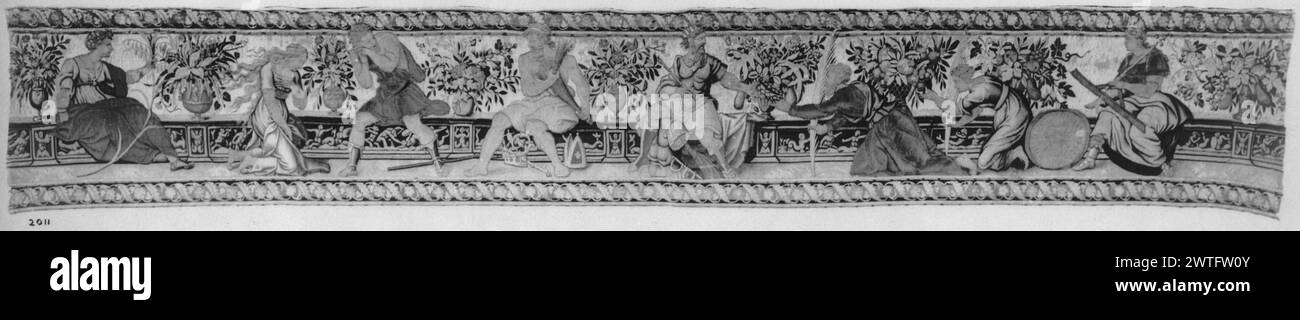 Randfragment. Unbekannt ca. 1550-1575 Gobelin Abmessungen: H 1'3' x B 10' Gobelin Materialien/Techniken: Unbekannt Kultur: Flämisches Weberzentrum: Brüssel Besitz Geschichte: French & Co. Gekauft von Barney Anwesen 11.1.1916; verkauft an Herrn C. B. McCallum 17/1919 [SS 7076]. French & Co. Wurde von Rewell McCallum gekauft und erhielt 8/1951 [SS 50853]. 7 Figuren nähern sich der sitzenden männlichen Figur mit Krone und Zepter [=Jupiter/Zeus ?], einige Figuren knien, einige tragen Wedel oder andere Opfergaben; Figuren mit Blumenvasen, die auf Steinreliefschnitzereien mit klassischen Motiven (BRD) in Spiralrichtung sitzen Stockfoto
