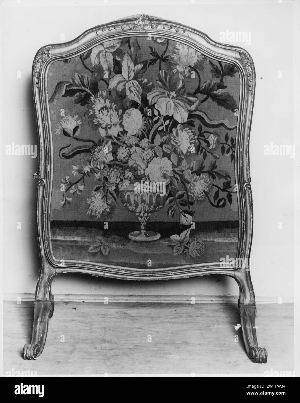 Firescreen mit Wandteppich mit Blumenvase. Unbekannter unbekannter Gobelin Abmessungen: H 39 x B 26' Gobelin Materialien/Techniken: Unbekannt Kultur: Französisches Weberzentrum: Aubusson Besitz Geschichte: French & Co. Gekauft von de Luca Art Shop, erhalten am 15.1942; verkauft an Frau R. D. Heine 12.31.1942. Kaminwand im Louis XV-Stil mit montierter Wandteppiche, die große Blumenstrauß in Vase zeigt. Diese Wandteppiche wurde möglicherweise im 20. Jahrhundert gewebt, es sei denn, sie wurde stark neu gewebt. French & Co. Stock Sheet im Archiv, 42069 Stockfoto