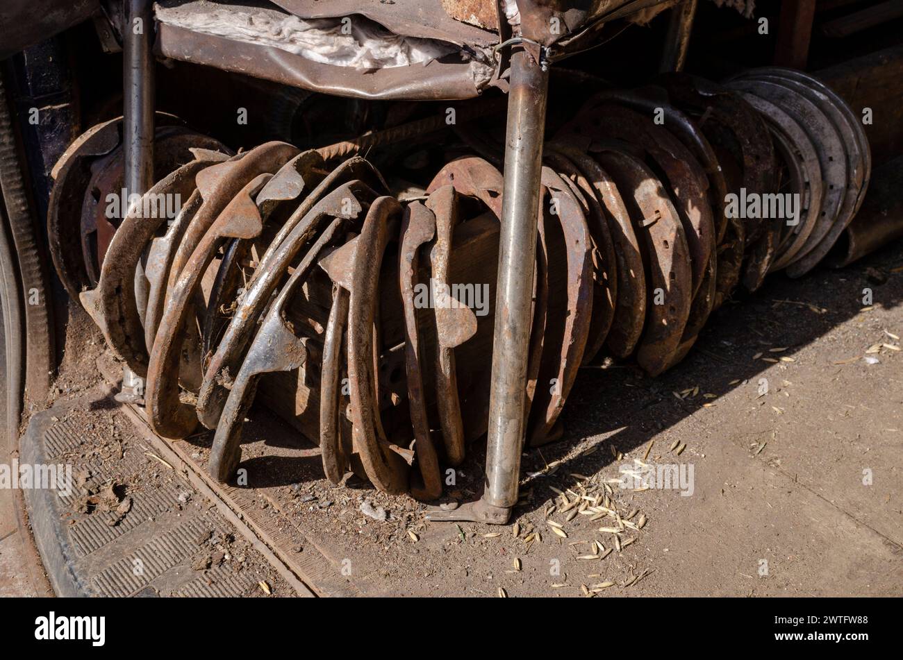 Gebrauchte Hufeisen, gesammelt zum Recycling vom Schmied Stockfoto
