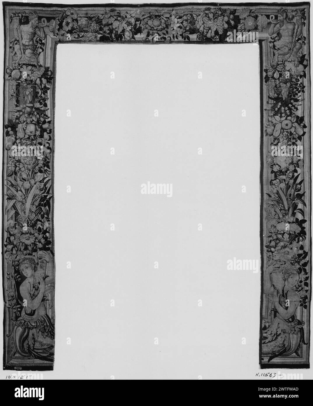 Cantonnière. Unbekannt ca. 1540-1560 Gobelin Abmessungen: H 12'1' x B 10' Gobelin Materialien/Techniken: Unbekannt Kultur: Flämisches Weberzentrum: Enghien Eigentumsgeschichte: Französisch & Co. Vereinigte Staaten, Pennsylvania, Philadelphia, Philadelphia Museum of Art, accno. 3842,4 & 5. Inschriften: Stadtzeichen am unteren Rand des linken Grenzabschnitts Verwandte Werke: Tafeln im Set: GCPA 0241440-0241441 Verwandte Werke: Ikonographisch ähnliche Grenze: Stockholm, Nationalmuseum, NM KHV. 18/1918 (mit Markierung von Oudenaarde und Weber) Stockfoto