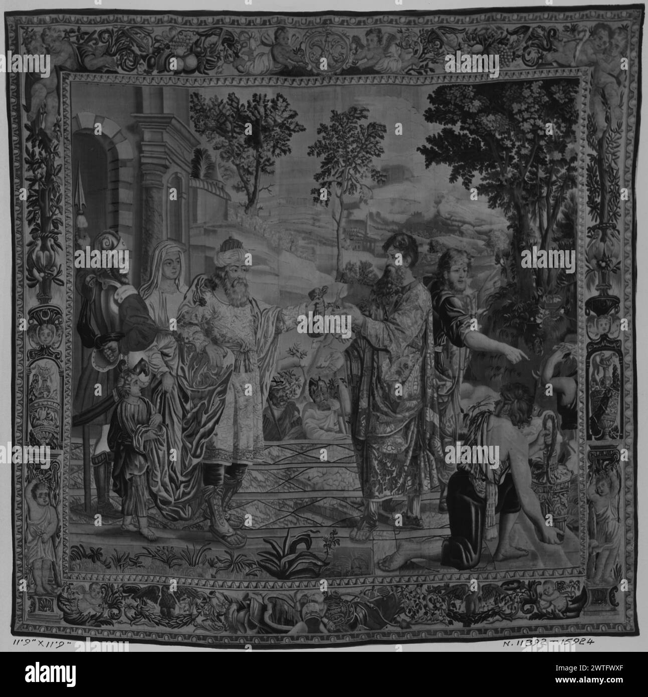 Ahab opferte, Naboths Weinberg zu kaufen (1 Könige 21,2). Unbekannt ca. 1640 Gobelin Abmessungen: H 11'9' x B 11'9' Gobelin Materialien/Techniken: Unbekannt Kultur: Französisches Weberzentrum: Paris Besitzgeschichte: Französisch & Co. Vor dem Palast gibt der Mann einem anderen Mann eine Tasche mit Geld, während andere ein Monogramm in Kartusche sehen (UPR BRD), das von Putten gehalten wird und von Obststräuben flankiert wird; (LWR BRD) Helm und Kriegstrophäen flankiert von Adlern auf Lorbeerstangen & Putti; (L & R BRD) Putti-Masken und andere dekorative Elemente ein Großteil des Randes, die linken 2 Figuren und der linke Vordergrund sehen aus wie eine moderne Neugewobenheit. Französisch & Co. Stoc Stockfoto