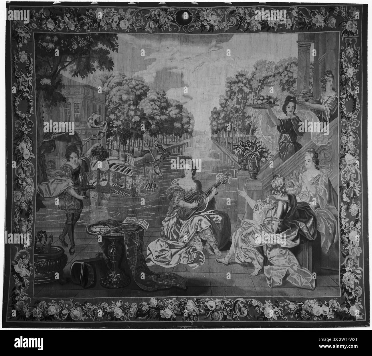 Sommer, musikalische Party vor dem Wassergarten. Unbekannt ca. 1697-1710 Gobelin Abmessungen: H 11' x B 12'10' Gobelin Materialien/Techniken: Unbekannt Kultur: Flämisches Weberzentrum: Brüssel Besitz Geschichte: Französisch & Co. Erhalten von S. R. von Winterfeldt, als Schauspieler für Baron von Rothan, 23.9.1952; zurückgegeben am 20.12.1963. Eine sitzende weibliche Figur spielt Musikinstrument (Mitte, Mitte), flankiert von einem männlichen Diener mit einem Tablett mit Getränken, das er gießt (L, Mitte) und 2 Gruppen weiblicher Figuren, 2 sitzende Frauen sprechen und 2 Frauen kommen mit Tabletts mit Essen (R, Mitte Boden), Tisch mit Flöte und Geruchssinn Stockfoto