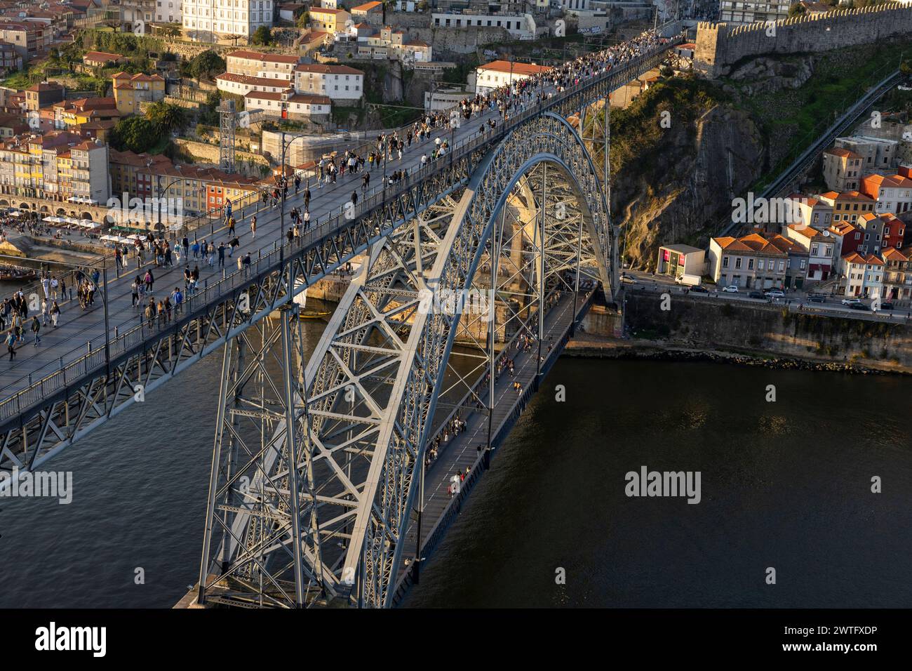 Dom Luis I Brücke in Porto, Portugal. Blick von oben. Stockfoto