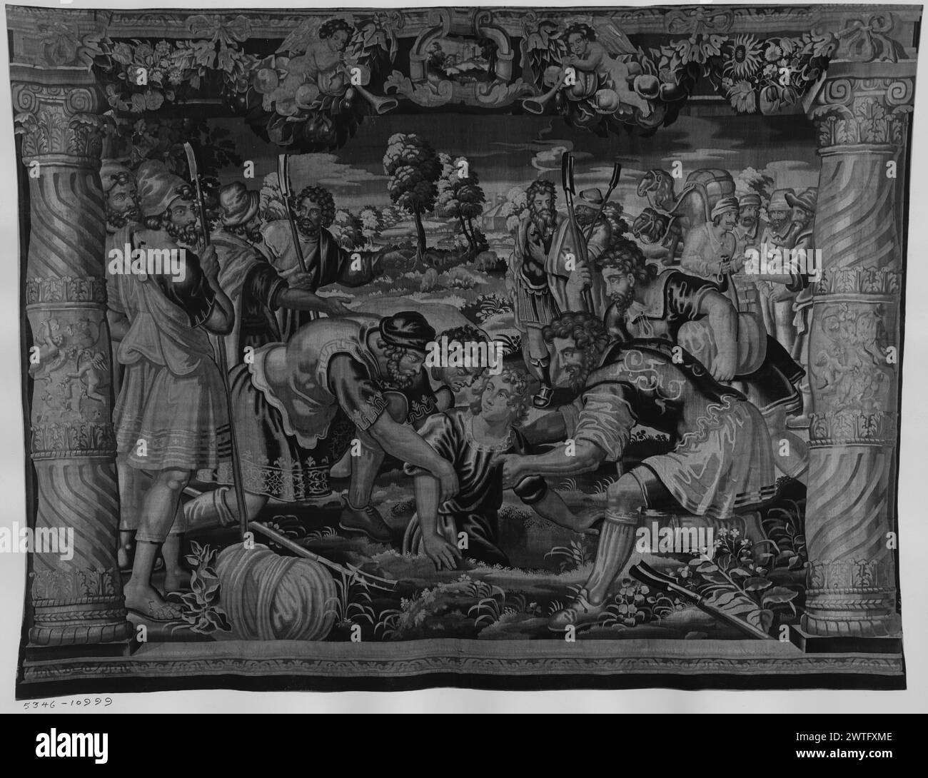 Joseph verkaufte sich in die Sklaverei und brachte ihn nach Ägypten: Joseph wird aus der Grube gezogen. Unbekannt ca. 1625-1650 Wandteppich Abmessungen: H 11'1' x B 14'9' Wandteppich Materialien/Techniken: Unbekannt Kultur: Flämisches Webzentrum: Brüssel Besitz Geschichte: French & Co. Gekauft von Meir ABR. 28.02.1921; verkauft an L. Orselli 29.07.1925. Inschriften: Webermarke auf der rechten Wache, unten [teilweise sichtbar auf dem Foto] in der Landschaft ziehen ishmaelitäre (Midianiten) Händler Joseph aus der Grube, er wird dann für 20 Silberstücke verkauft (Genesis 37:12-35) (L & R BRD) Spiralsäulen (Solomonische) mit niedriger Reliefskulptur verziert Stockfoto