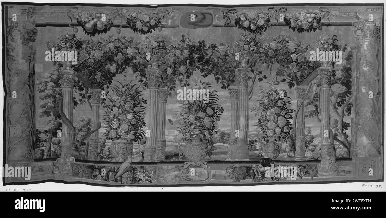 Pergola (achtspaltig) mit Blumenurnen in Zwischenkolonnen. Unbekannt ca. 1625 - 1675 Gobelin Abmessungen: H 8'1' x B 17'12 Gobelin Materialien/Techniken: Unbekannt Kultur: Flämisches Weberzentrum: Brüssel Besitz Geschichte: French & Co. Gekauft von L. Bernheimer 10.10.1913; verkauft an Herrn M. Samuels 19.10.1913? Stockfoto