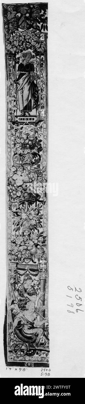Randfragment. Unbekannt ca. 1575 Gobelin Abmessungen: H 9'8' x B 1'4' Gobelin Materialien/Techniken: Unbekannt Kultur: Flämisches Weberzentrum: Brüssel Eigentum Geschichte: French & Co. Gekauft von Charles & Co. 9/29/1913; Chateauvert repariert Grenzen für die Herstellung von Sitzen für Stühle 6/25/1919; French & Co. Ist ab 1/1922 nicht auffindbar. Inschriften: Stadtzeichen auf der unteren Wache, linke Inschrift: Inschrift zur Identifizierung der Figur oben: FIDES Grotesken mit allegorischen Figuren, darunter glaube [Fides] (oben); Ruhm im Wagen mit Mars (unten); Vignetten von mi Stockfoto