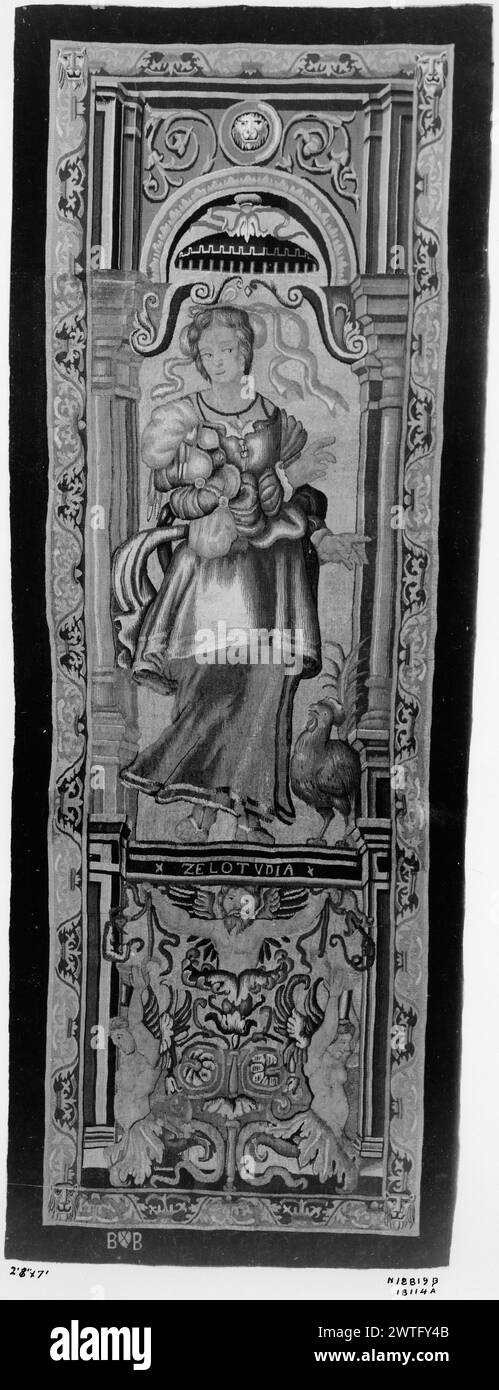 Randfragment. Unbekannt ca. 1610 Gobelin Abmessungen: H 7' x B 2'8' Gobelin Materialien/Techniken: Unbekannt Kultur: Flämisches Weberzentrum: Brüssel Besitz Geschichte: Französisch & Co. Erhalten von Blumenthal 25.1921; zurückgegeben am 3.04.1922. USA, Massachusetts, Boston, Museum of Fine Arts, Accno. 30.487. Inschriften: Stadtzeichen auf der Unterwache, linke Inschrift: Inschrift zur Identifikation der Figur, Mitte: ZELOTVDIA Eifersucht steht unter dem Vordach neben dem Hahn mit Inschrift hinten (Mitte); Arabesken mit 2 Endhalbfiguren (männlich und weiblich) mit Flügeln, die von männlicher Figur überragt werden Stockfoto