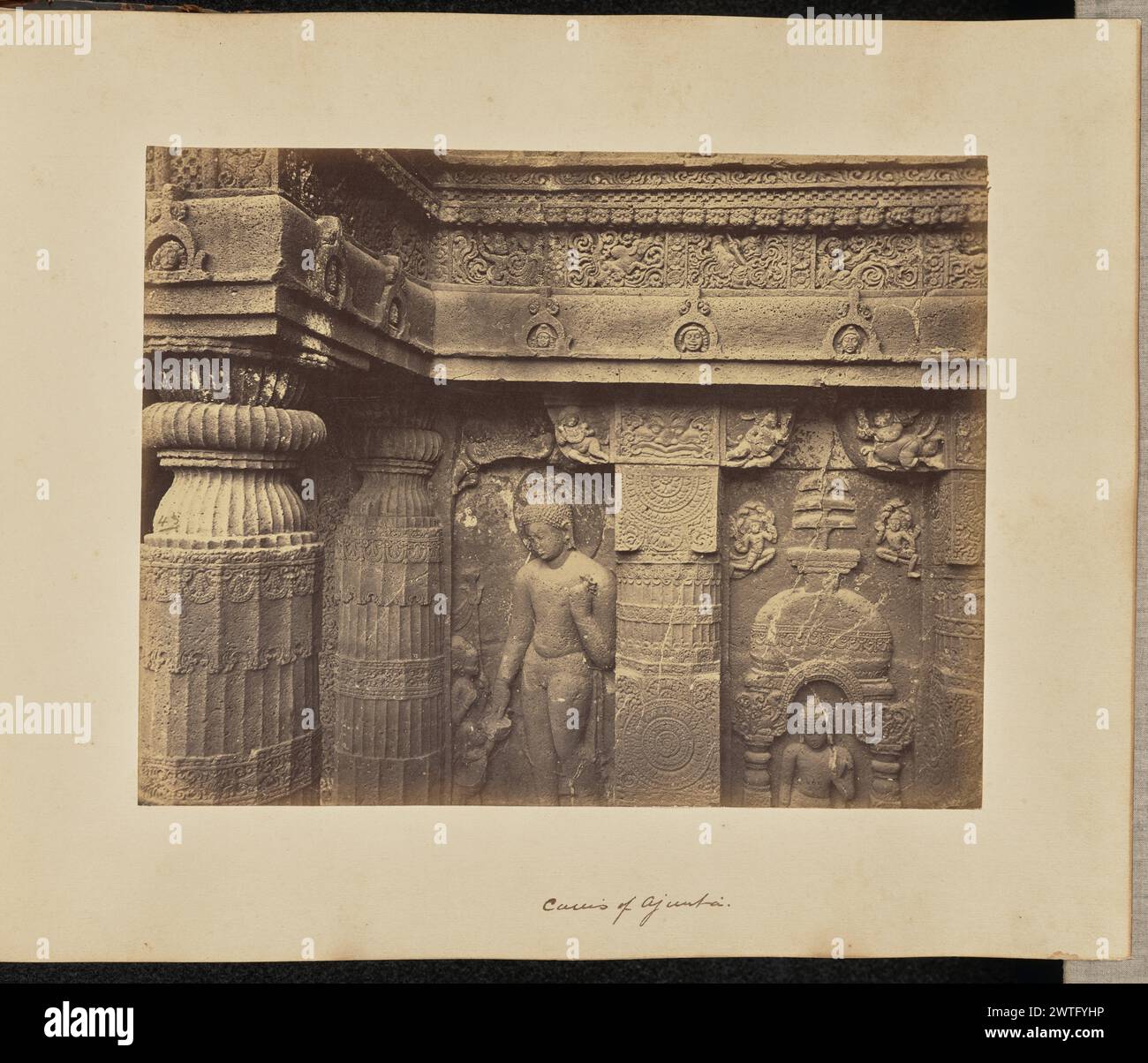 Höhlen von Ajunta. John Edward Saché, Fotograf (preußisch oder britisch, geb. Preußen, 1824–1882) um 1869 Detailansicht von Reliefschnitzereien zweier Nischen in Ajanta-Höhlen. Die linke Nische zeigt den Buddha, der mit einem Arm nach unten und einem erhobenen Arm steht und eine Blume an seiner Brust hält. Die rechte Nische ist in diesem Bild teilweise abgeschnitten, wobei der Buddha unter einer Kuppelstruktur zu sehen ist. (Recto, bedruckt) Mitte links, in brauner Tinte: '43 [unterstrichen]'; unten rechts, im negativ beschriftet: '469'; (Recto, Mount) unten Mitte, in brauner Tinte: 'Höhlen von Ajunta.'; (Verso, Mount) unten links, mit Bleistift Stockfoto