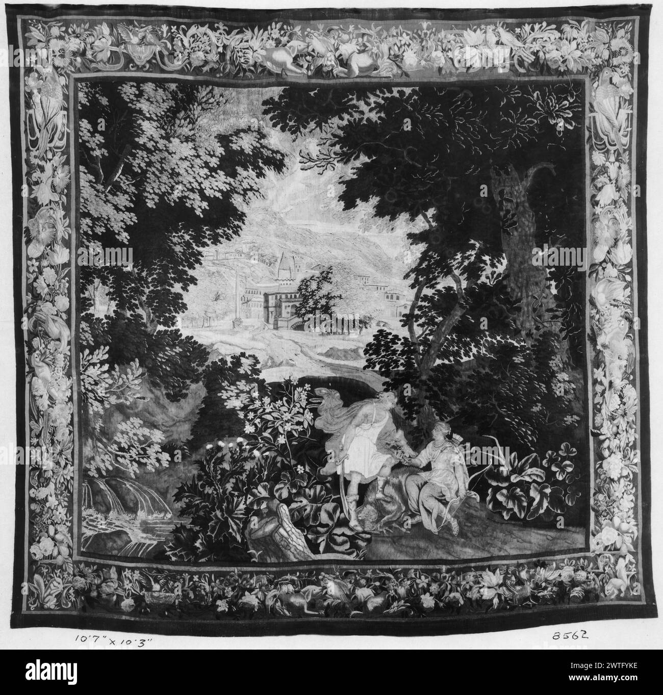 Meleager übergibt Atalanta den Kopf des kalydonischen Schweins. Unbekannt ca. 1675-1700 Gobelin Abmessungen: H 10'2' x B 10'9' Gobelin Materialien/Techniken: Unbekannt Kultur: Flämisches Weberzentrum: Brüssel Besitz Geschichte: Französisch & Co. Erhalten von Bray, 13.04.1925; zurückgegeben am 12/1925 [SS 13496]. French & Co., gekauft von Hobart P. Skofield, 7/1/1957 [58112]. Verwandte Arbeiten: Panels im Set: GCPA 0238639-0238646 Stockfoto