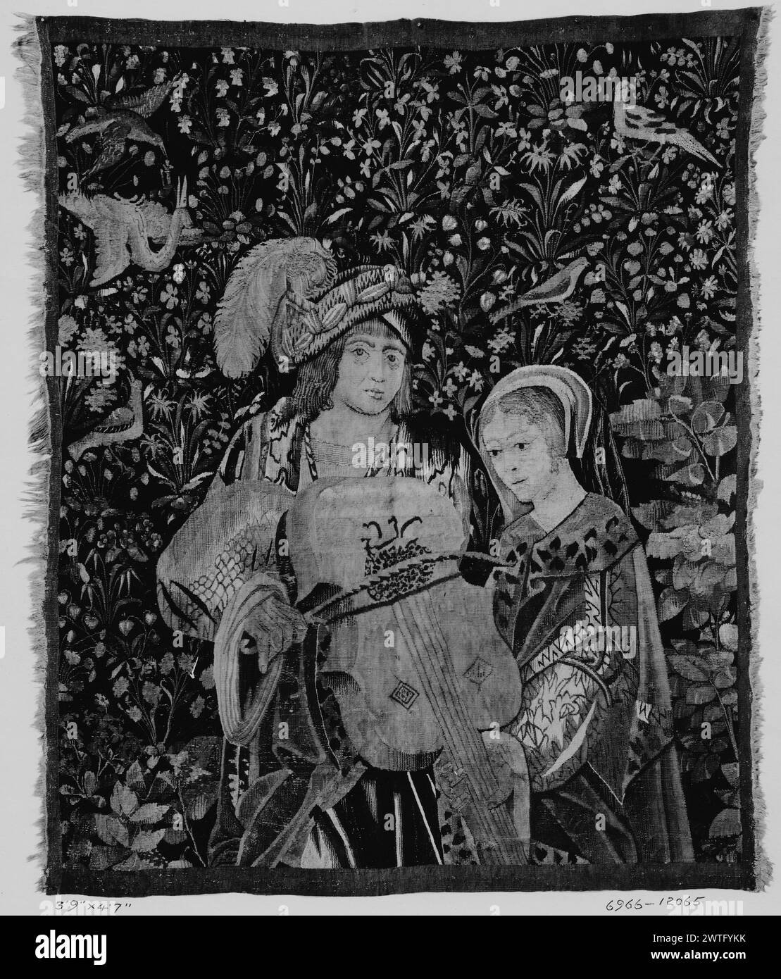 Millefleurs Boden mit Musiker und Frau. Unbekannt ca. 1500-1525 Gobelin Abmessungen: H 4'7' x B 3'9' Gobelin Materialien/Techniken: Unbekannt Kultur: Southern Netherlands Weaving Center: Unbekannt Besitz Geschichte: Französisch & Co. Mann mit Streichinstrument (Cellostil), begleitet von einer Frau, umgeben von Vögeln Fragment des Wandteppichs; Grenzen fehlen. French & Co. Lagerbogen fehlt im Archiv, 12065 Stockfoto