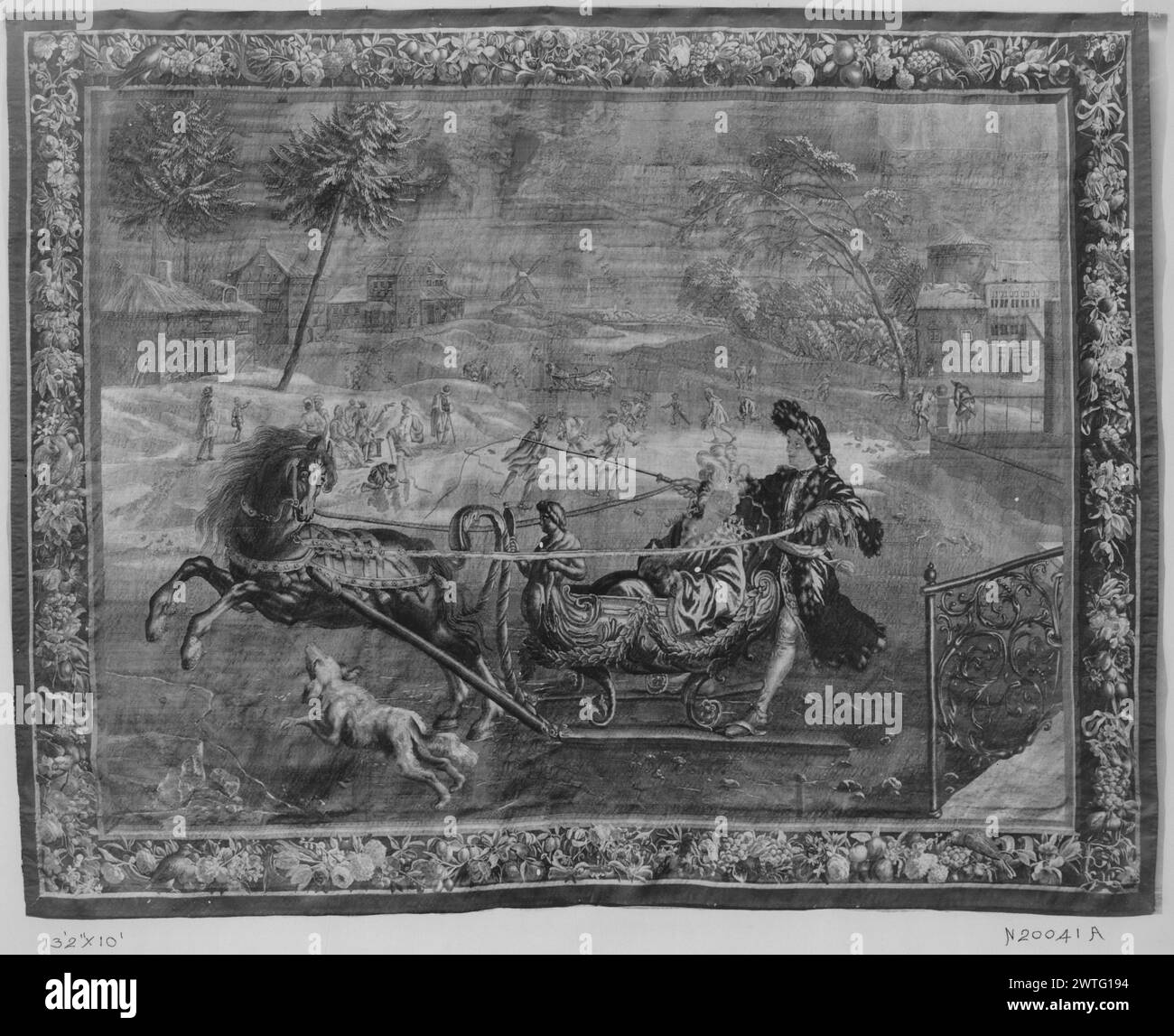 Winter. Unbekannt ca. 1690-1710 Gobelin Abmessungen: H 10' x B 13'2' Gobelin Materialien/Techniken: Unbekannt Kultur: Flämisches Weberzentrum: Brüssel Besitzgeschichte: Französisch & Co. Frau und Mann auf Pferdeschlitten, Hund bellt Pferd (L, vorne), Figurengruppen in der Landschaft, Stadtbild in der Ferne (L, Hintergrund) (BRD) Blumen- und Obstgirlande kein French & Co. Stock Sheet im Archiv, keine Best.-Nr. Verwandte Werke: Kompositorisch ähnliche GCPA 0238219 Stockfoto