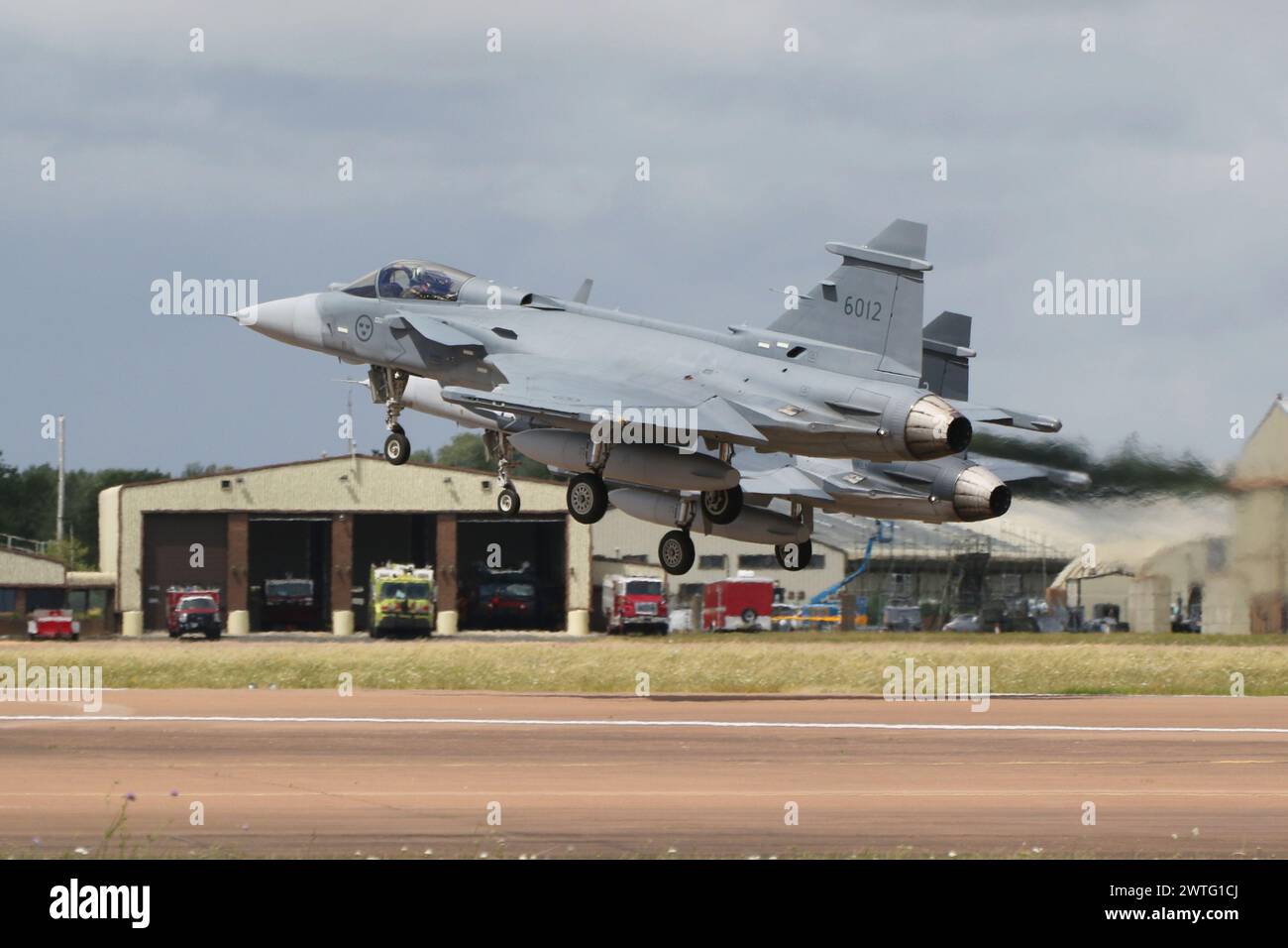 396003 (6003) und 396012 (6012), zwei Saab JAS 39E Gripens (Gripen E), die von Saab Aircraft betrieben werden und bei der RAF Fairford in Gloucestershire (England) eintreffen, um an der Royal International Air Tattoo 2023 (RIAT 23) teilzunehmen. Beide Flugzeuge tragen die schwedischen Luftwaffe. Stockfoto