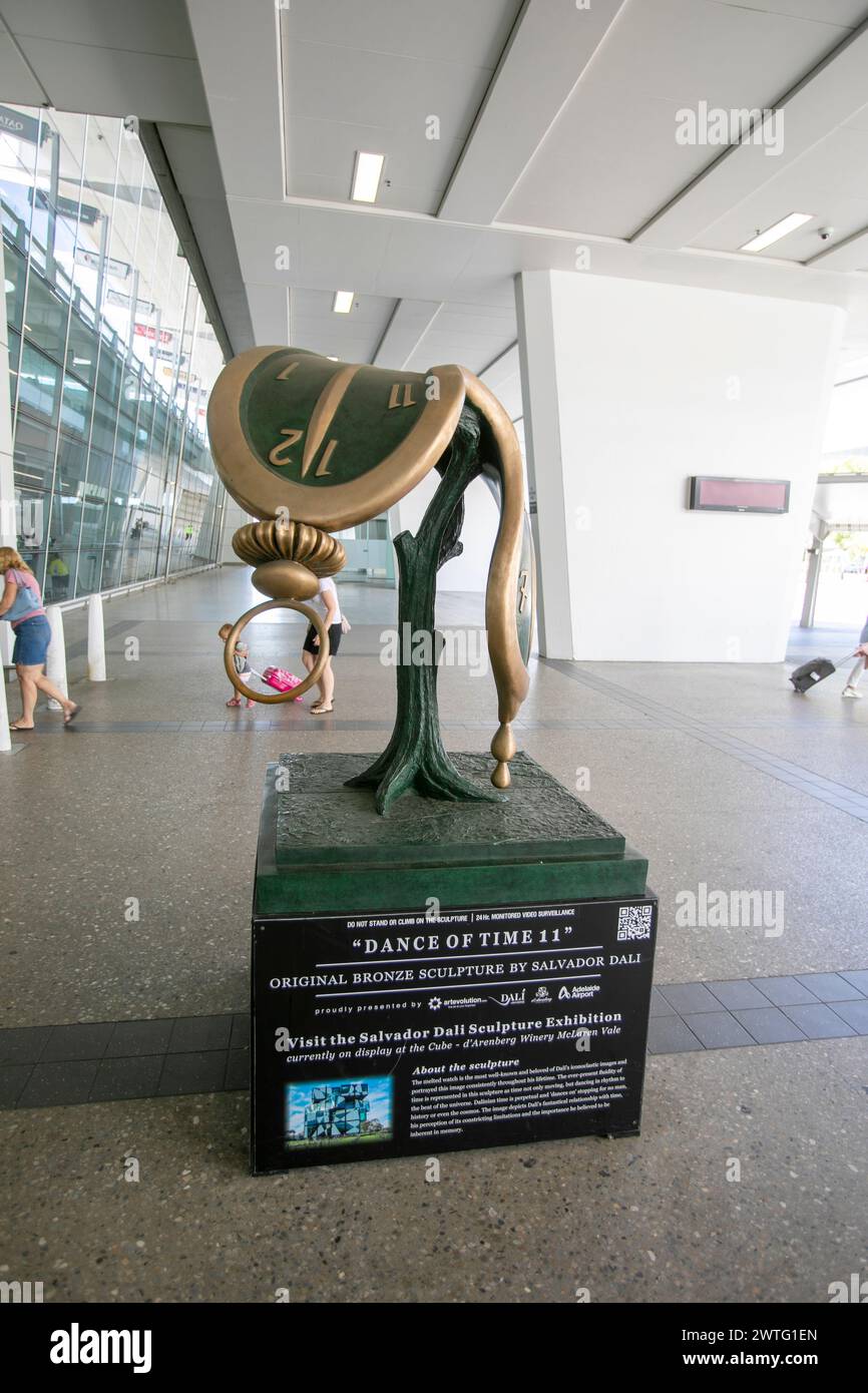 Salvador dali Dance of Time 2 originale Bronzeskulptur vor dem Eingang zum Adelaide Airport in South Australia, 2024 Stockfoto