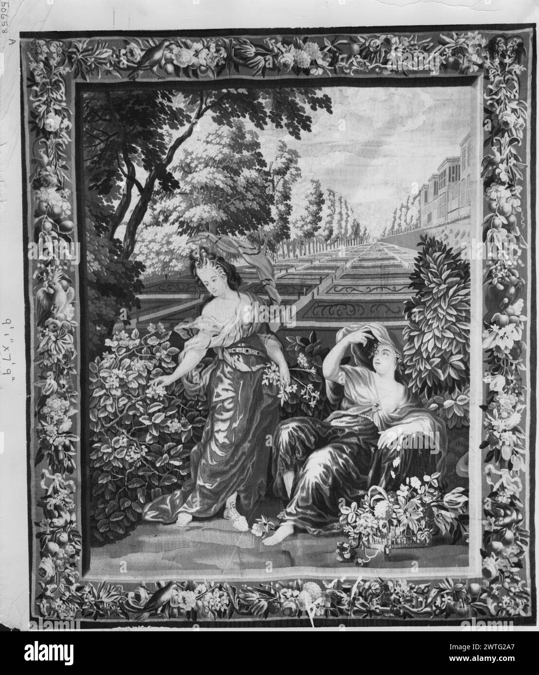Sommer. Schoor, Lodewijk van (Flämisch, 1666-1726) (Autor von Design, ATR.) [Maler] ca. 1690-1710 Gobelin Abmessungen: H 9'1' x B 7'9' Gobelin Materialien/Techniken: Unbekannt Kultur: Flämisches Weberzentrum: Brüssel Besitz Geschichte: French & Co. Gekauft von Felix Gouled, erhalten am 10.1951; verkauft an Herrn Louis Heymann Haras am 20.06.1963. 2 weibliche Figuren, 1 steht beim Sammeln von Blumen, andere liegen, umgeben von Bäumen und Büschen (Mitte, Vordergrund), Parterre, gesäumt von Bäumen und Gebäuden (Hintergrund) (BRD) Blumengirlande, Obst und Vögel dieser Wandteppich stellt die linken 2/3 der dar Stockfoto