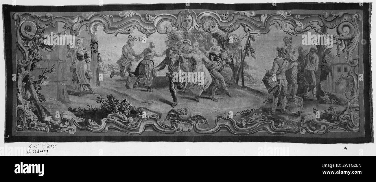 Tanzen. Teniers, David II (Flämisch, 1610-1690) (Design After) [Maler] unbekannter Gobelin Abmessungen: H 6'2' x B 28' Gobelin Materialien/Techniken: Unbekannt Kultur: Flämisches Weberzentrum: Brüssel Besitz Geschichte: Französisch & Co. In der Landschaft tanzen und Hände halten (Mitte); der Musiker, der auf einer umgedrehten Wanne steht, spielt Dudelsack zu Schlagzeuger; das Paar betritt das Gebäude (BRD) simuliert einen geschnitzten Rahmen mit Teniers-Design. French & Co. Lagerbogen fehlt im Archiv, 13387 Stockfoto