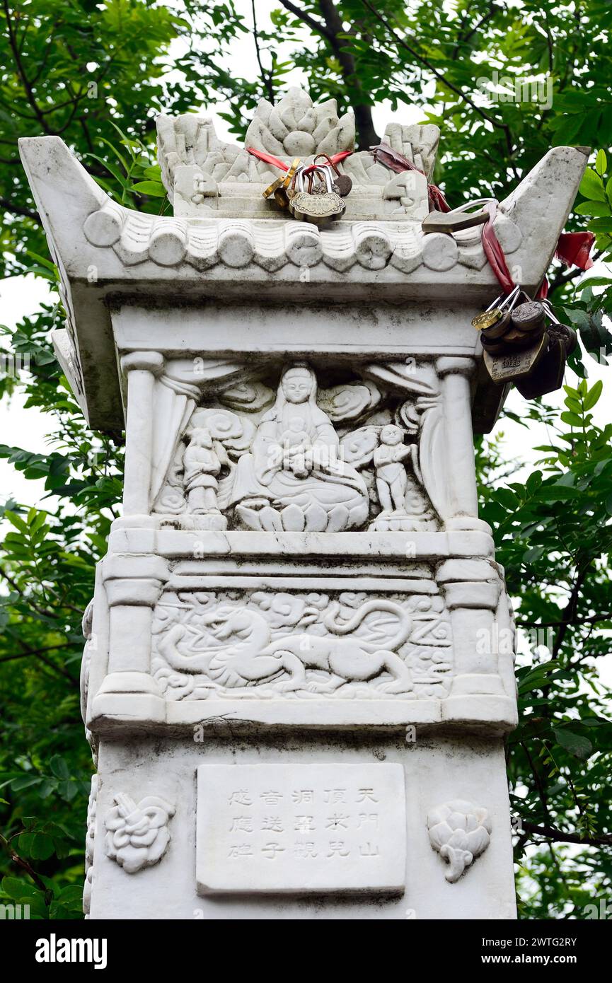 Eine buddhistische Statue mit Symbolen der Fruchtbarkeit und des Schutzes im Nationalpark Tianmen Mountain, China. Stockfoto