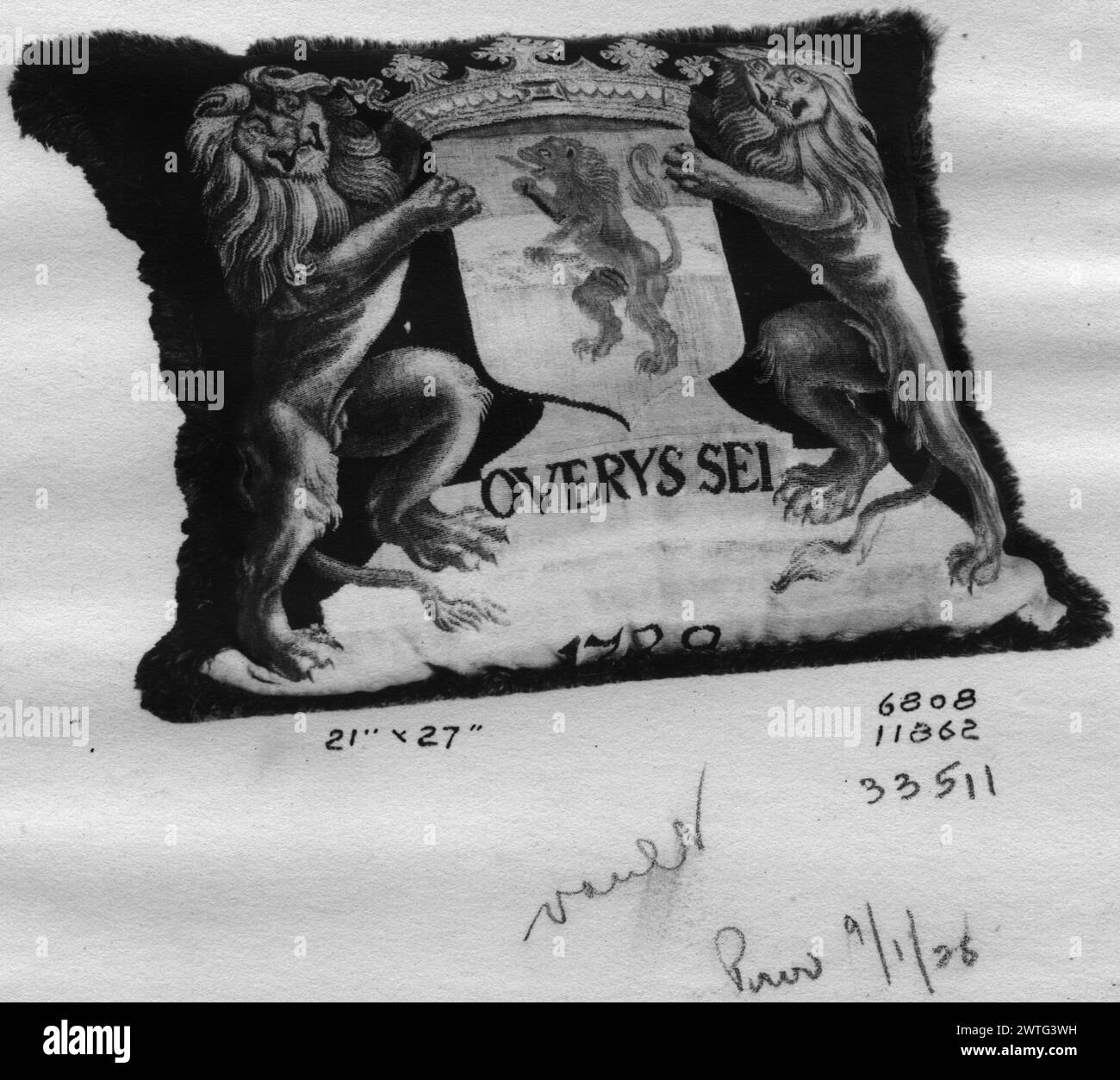 Ratskissen. Unbekannt von 1739? Wandteppich Abmessungen: H 21' x B 27' Wandteppich Materialien/Techniken: Unbekannt Kultur: Niederländisches Eigentum Geschichte: French & Co. 1923 von Mary Blair gekauft; verkauft an Dr. Preston Pope Satterwhite am 15.6.1936; vermacht dem J.B. Speed Art Museum am 1936. Vereinigte Staaten, Kentucky, Louisville, J. B. Speed Art Museum, Akno. 49.30.131. Inschriften: Inschrift unter Schild: OVERYSSEI / 17[3][9] Wappen mit Löwe (Stadtwappen von Overijssel), gehalten von 2 Löwen Inschrift für Datum schwer lesbar auf Foto. French & Co. Stock Sheet im Archiv, 11862 [auch li Stockfoto