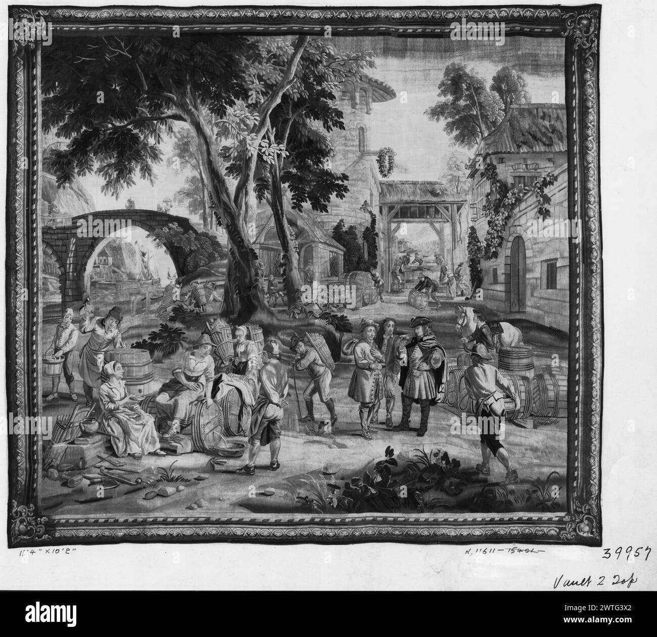 Vintage-Szene. Teniers, David II (Flämisch, 1610-1690) (entworfen nach) [Maler] Hecke, Peter van den (Flämisch, ACT.1711-1752) (Werkstatt) [Weber] ca. 1700-1750 Gobelin Abmessungen: H 10'2' x B 11'4' Gobelin Materialien/Techniken: Unbekannt Kultur: Flämisches Weberzentrum: Brüsseler Besitz Geschichte: French & Co. Gekauft von L. Harris 23.1927. Inschriften: Stadtzeichen auf der unteren Wache, rechts von der Mitte [teilweise sichtbar auf Foto]; Monogramm in der unteren Wache gewebt, rechts [teilweise sichtbar auf Foto]: PVDH getarnt Mann mit Hut Weinprobe und Gespräch mit 2 Winzern, während der Mann Hors hält Stockfoto