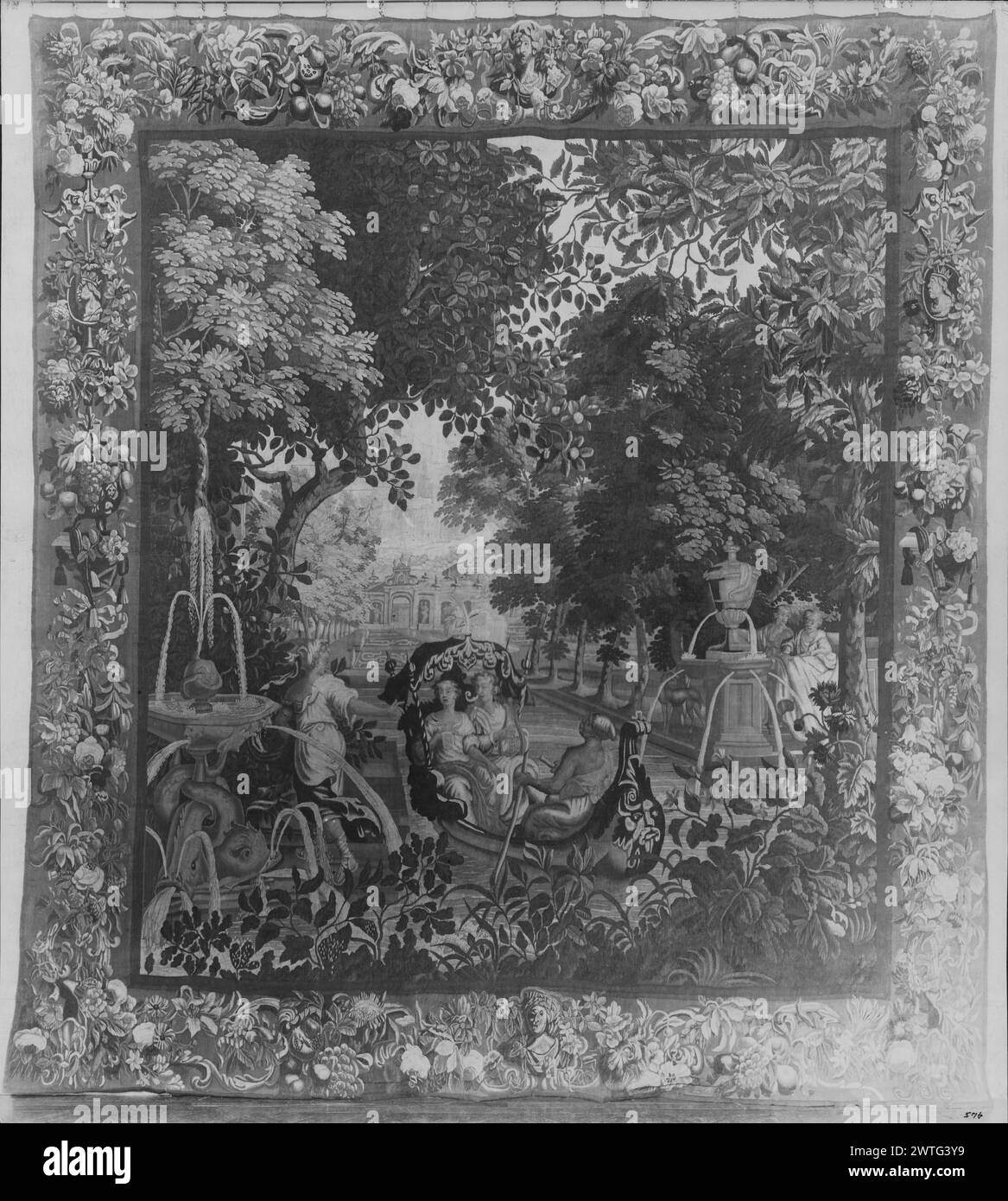 Gartenpark mit Paar im Boot. Unbekannt ca. 1680 Gobelin Materialien/Techniken: Unbekannt Kultur: Flämisches Weberzentrum: Unbekannt Besitz Geschichte: Französisch & Co. Gartenpark mit Paar und Ruderer im Boot im Wasserweg, männliche Figur auf L spielt Leier; Figur auf L Bank Gesten zum Boot; 2 Figuren auf R Bank hinter Springbrunnen (BRD) Blumengirlande; (UPR & LWR BRD) zentriert durch klassische Büsten kein französisches & Co.-Blatt im Archiv, keine Best.-Nr. Stockfoto