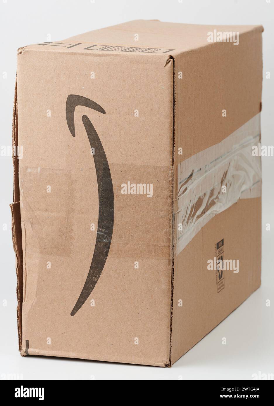 New York, USA - 9. März 2024: Versand von amazon versiegeltem Papierpaket auf weißem Studiohintergrund Stockfoto