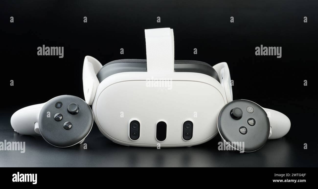 New York, USA – 15. März 2024: Meta oculus QUEST 3 Headset-Konsole auf schwarzem Studiohintergrund Stockfoto