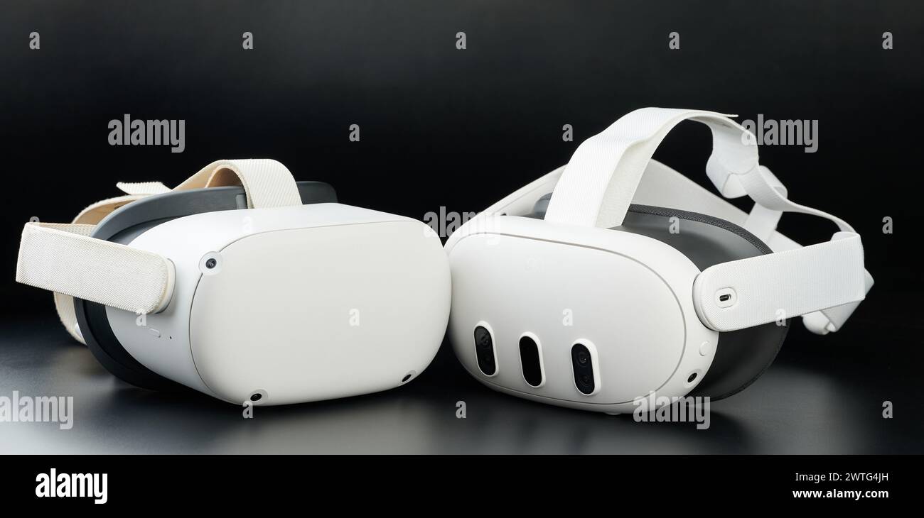 New York, USA – 15. März 2024: Meta oculus QUEST 3 vs. 2-Headset nebeneinander auf schwarzem Studiohintergrund Stockfoto