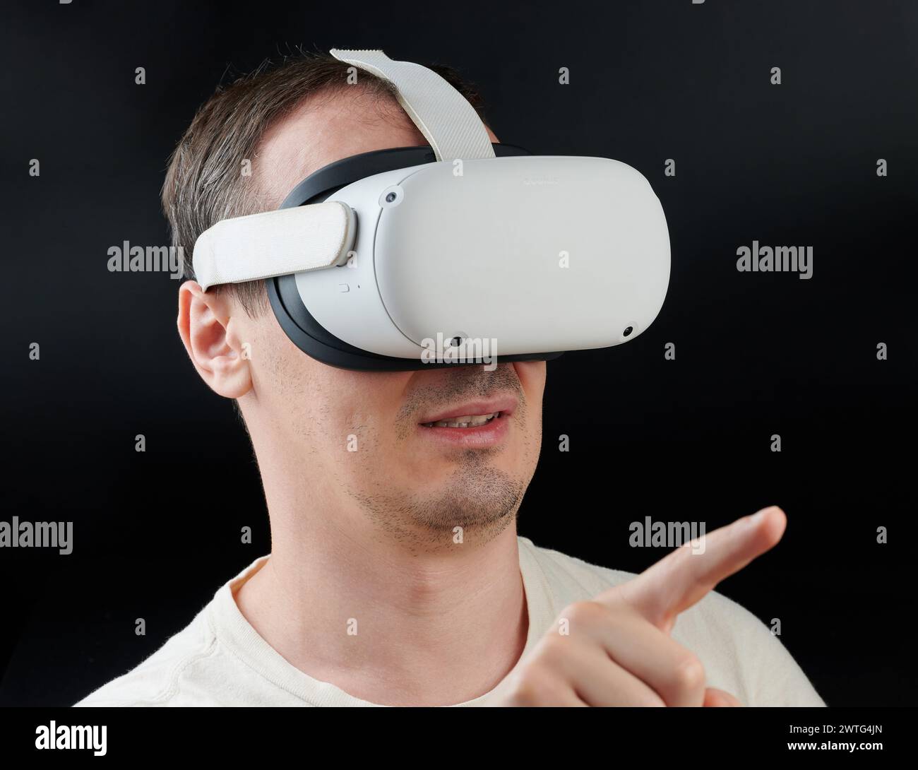 New York, USA – 15. März 2024: VR Reality mit Meta Quest 2 Porträt auf schwarzem Studiohintergrund Stockfoto