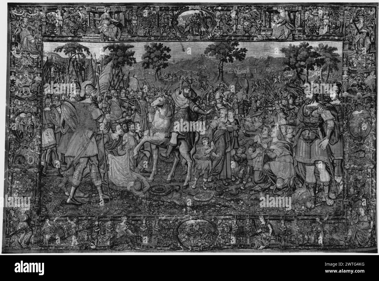 Familie von Darius vor Alexander. Unbekannte CA. 1560-1580 Gobelin Abmessungen: H 11'9' x B 16'10' Tapisry Materialien/Techniken: Unbekannt Kultur: Flämisches Weberzentrum: Brüssel Besitz Geschichte: Französisch & Co. Gekauft von C. M. F. [Charles Mather Foulke], n.d.; verkauft an Emil Winter 10/1921 [SS 11513]. French & Co. Gekauft vom Anwesen Emil Winter 7/12/1949; verkauft an Baroness de Kuchner [Kuckner] (?) 6/3/1951 [77396]. Frauen und Kinder der Familie von Darius knieten vor Alexander zu Pferd; Feld der Soldaten im Hintergrund (BRD) segmentierte Grenze mit Kartuschenszenen und allegorischem Figu Stockfoto