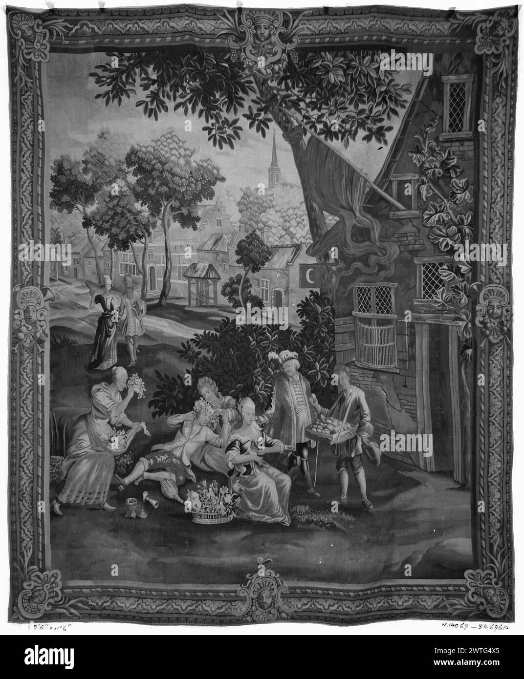 Reagiere. Teniers, David II (Flämisch, 1610-1690) (entworfen nach) [Maler] Teniers, David III (Flämisch, 1638-1685) (entworfen nach) [Maler] ca. 1725-1750 Gobelin Abmessungen: H 11'6' x B 9'6' 6' Gobelin Materialien/Techniken: Unbekannt Kultur: Flämisches Weberzentrum: Unbekannt Geschichte: Französisch & Co. Gekauft von Henry Symons & Co., NY, in Rechnung gestellt am 5/1929. Vor dem gasthaus, Gruppe von 3 liegenden Damen, die Kapellen machen; junger Mann lehnt sich auf den Schoß der Frau; 2 Obsthändler nähern sich; Paar, das von der Szene im Hintergrund (BRD) weggeht; Bilderrahmen mit abstraktem Blumen- und Palmettenschalenmotiv; Stockfoto
