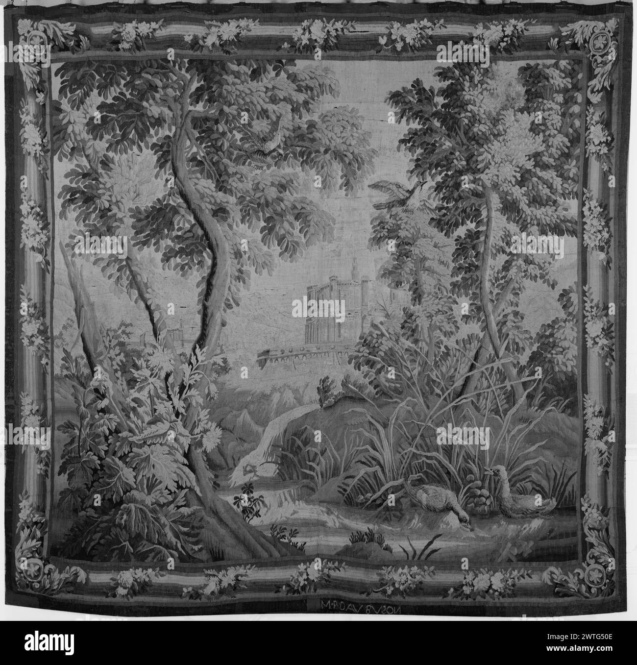 Enten im Fluss mit Wasserfall. Oudry, Jean-Baptiste (französisch, 1686-1755) (entworfen nach) [Maler] ca. 1750-1800 Gobelin Abmessungen: H 9'9' x B 10'2' Tapestry Materialien/Techniken: Unbekannt Kultur: Französisches Weberzentrum: Aubusson Besitz Geschichte: French & Co. Gekauft vom Nachlass Mary Brewster Jennings, erhalten 13.11.1964; verkauft an J. & S. Mikaeloff 26.1965. Inschriften: Stadtzeichen auf der unteren Wache, Mitte rechts: M.R.DAUBU[S]O[N] [Manufacture Royale d'Aubusson] 2 Enten im Bach mit Wasserfall, zwischen wilden Pflanzen und Bäumen im Vordergrund; Vögel in Bäumen über Enten; eingemauert Stockfoto