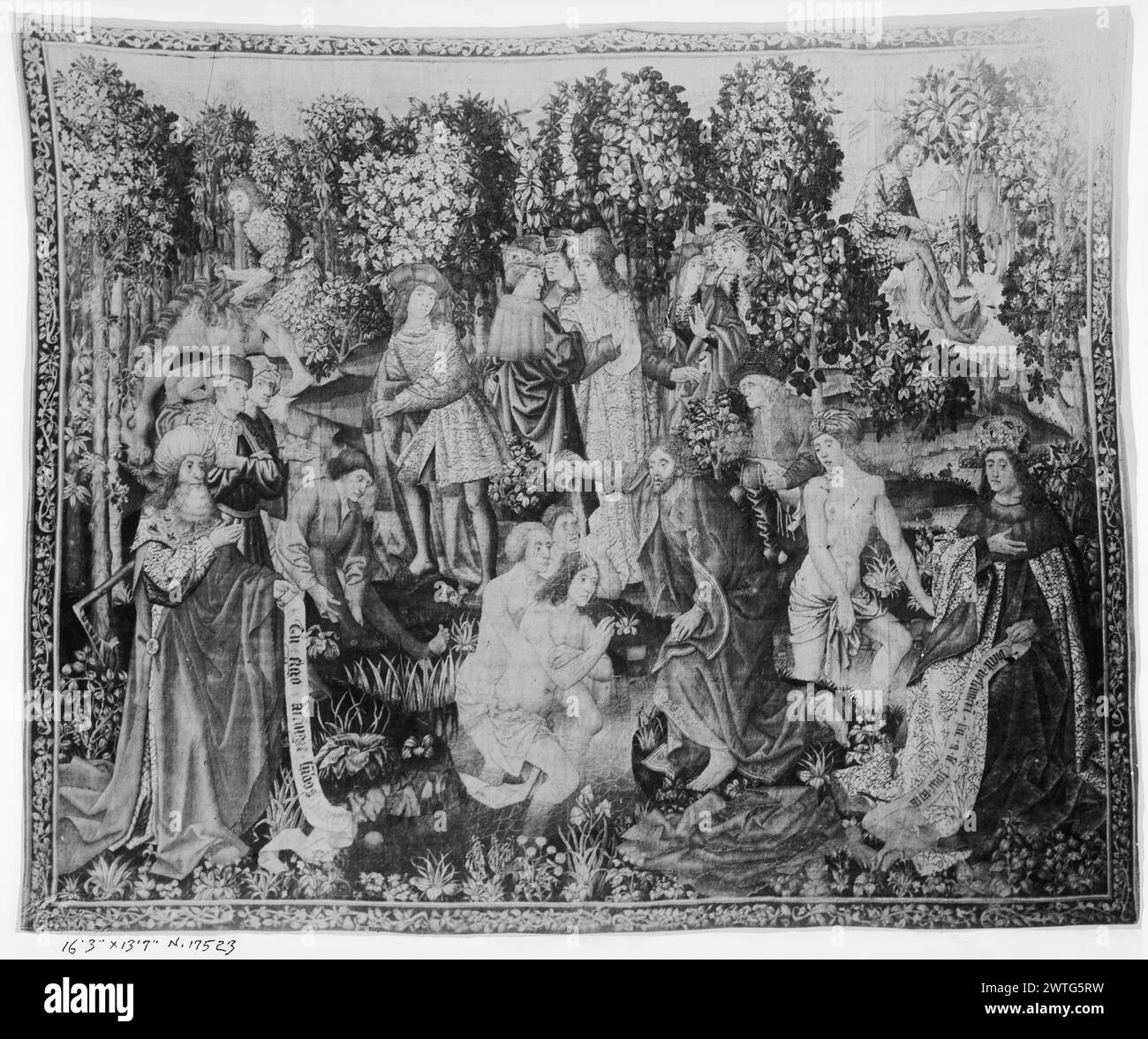 St. Johannes der Täufer tauft. Unbekannt ca. 1510 Gobelin Abmessungen: H 387 x B 482 cm Gobelin Materialien/Techniken: Wolle (Kette, 6-7/cm); Wolle & Seide (Schuss) Kultur: Südholland Besitz Geschichte: Geschenk an die Kathedrale von Erzbischof D. Alonso de Aragón (Inventar von 1521). Französisch & Co. Spanien, Saragossa, Saragossa, Kathedrale von La Seo. Inschriften: Inschriften im zentralen Feld, auf Banderolen, die von Figuren (L & R) gehalten werden [auf Foto nicht lesbar] im Jordanien, Johannes der Täufer segnet 3 Figuren, während andere Figuren aus dem Wald auftauchen; Figuren mit Banderolen mit Inschriften (L & R Ecke) Stockfoto