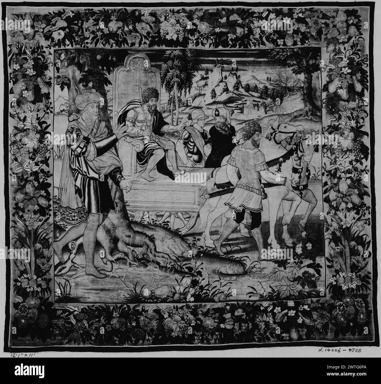 „Triumph“-Szene. Unbekannt ca. 1600 Gobelin Abmessungen: H 11 x B 12'1' Gobelin Materialien/Techniken: Unbekannt Kultur: Flämisches Weberzentrum: Oudenaarde Eigentumsgeschichte: Französisch & Co. Thronender Mann auf Wagen, begleitet von 2 Männern mit Turbanen, Soldat und Mann, der Pferde führt, die Wagen ziehen; in Landschaft mit steilen Hügeln im Hintergrund R (BRD) Laub mit Blumen und großen Früchten French & Co. Stock Sheet fehlt aus Archiv, 4328 Bennett, Tapestry San Francisco (1992), Nr. 45 Stockfoto