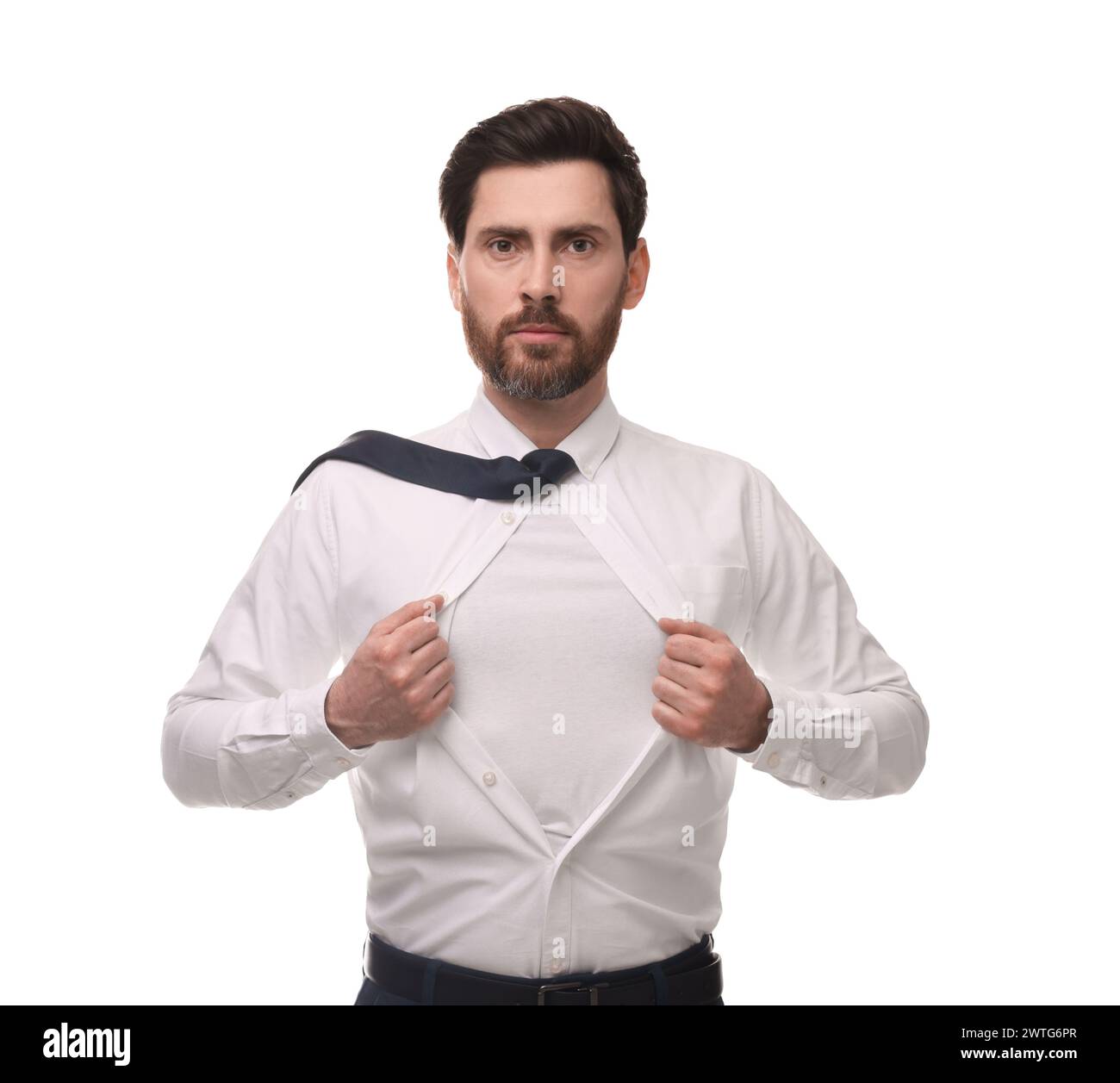 Geschäftsmann trägt Superheldenkostüm unter Anzug auf weißem Hintergrund Stockfoto