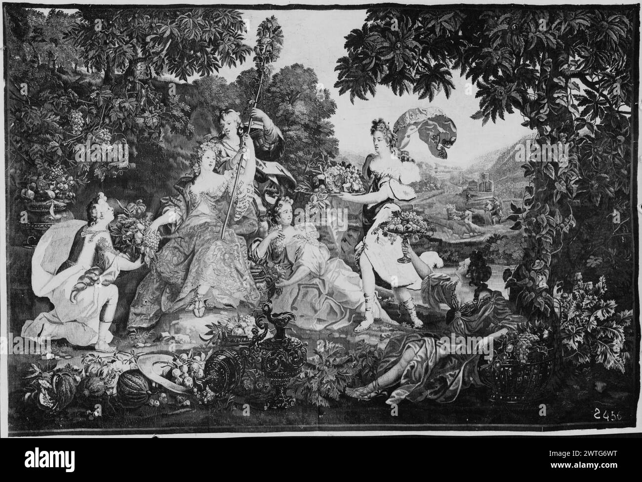 Überfluss. Schoor, Lodewijk van (Flämisch, 1666-1726) (Zeichentrickschöpfer) [Maler] Auwercx, Albert (Flämisch, ACT.1657-c.1700) (Werkstatt, ATR.) [weaver] ca. 1680-1700 Gobelin Abmessungen: H 10'10' x B 15'5' Gobelin Materialien/Techniken: Unbekannt Kultur: Flämisches Weberzentrum: Brüsseler Landschaftsbild mit weiblicher Figur im Sitzen und umgeben von Aufsichtspersonen (L der Mitte), Figur hinter ihren Plätzen Personal auf ihrem Schoß, eine andere kniet und liefert Obstteller (L), 2 andere weibliche Figuren lehnen sich auf den Boden und essen Trauben (Mitte), die Figur nähert sich und hält eine Platte mit Früchten (R der Mitte) Stockfoto