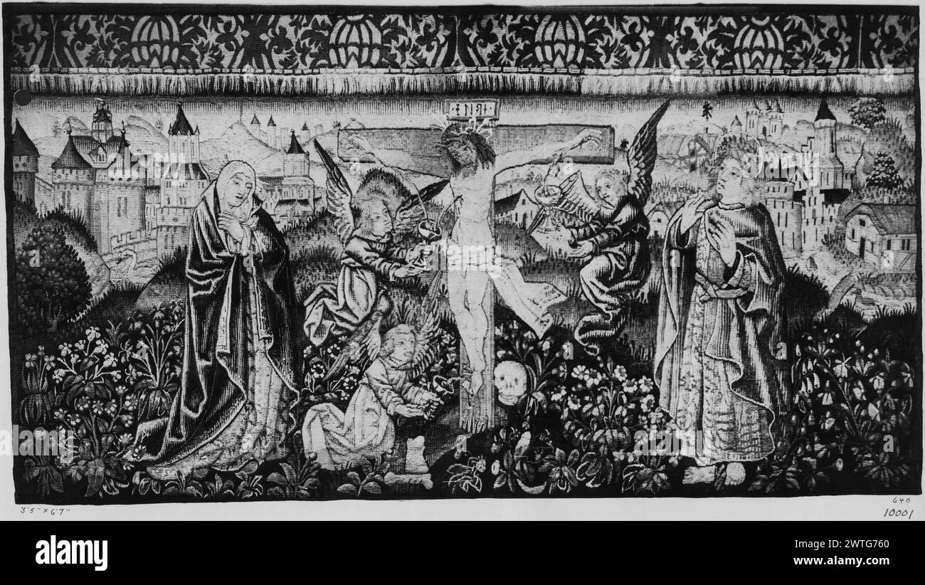 Kreuzigung Christi. Unbekannt ca. 1510 Wandteppich Abmessungen: H 3'5' x B 6'7' Wandteppich Materialien/Techniken: Unbekannt Kultur: Südholland Besitz Geschichte: Französisch & Co. Gekauft von spanischen Kunstgalerien 31/1915 (übertragen auf SS 21148) [SS 10001]. French & Co. Wurde am 31. März 1915 in den spanischen Kunstgalerien erworben und an W[illiam] R[andolph] Hearst 2/1924 [SS 21148] verkauft. Frankreich, Haute-Loire, La Chaise-Dieu, Musée de cire Historial, Abbaye Saint-Robert. Inschriften: Inschrift im zentralen Feld, am Kreuz: INRI [=Iesus Nazarenus Rex Iudaeorum] in der Landschaft, Christus am Kreuz, flankiert von Vir Stockfoto