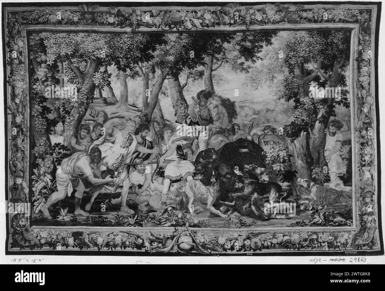 Atalanta und Meleager greifen kalydonisches Eber an. Le Brun, Charles (Französisch, 1619-1690) (Autor des Designs) [Maler] Peemans, Gerard (Flämisch, ca. 1675-1700) (Werkstatt) [Weber] ca. 1690-1710 Gobelin Abmessungen: H 12'6' x B 19' Gobelin Materialien/Techniken: Unbekannt Kultur: Flämisches Weberzentrum: Brüsseler Besitz Geschichte: Französisch & Co. Inschriften: Stadtzeichen in der unteren Garde, rechts von der Mitte Inschriften: Gewebte Unterschrift in der unteren Garde, rechts: PEIMANS Verwandte Werke: Kompositorisch und stilistisch ähnliche Tapisserien: GCPA 0238657, 0243343 Stockfoto