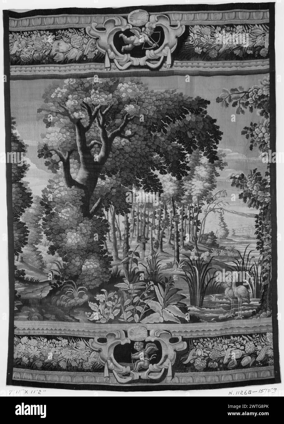 Landschaft mit Wasservögeln. La Planche, Raphael de (französisch, ACT. CA.1627-1690) (Werkstatt) [Weber] c. 1640-1660 Gobelin Abmessungen: H 11'2' x B 7'11' Gobelin Materialien/Techniken: Unbekannt Kultur: French Weaving Center: Paris Eigentumsgeschichte: French & Co. Gekauft von Henry Symons (HS 651), fakturiert am 7.11.1927; verkauft an Sam Katz am 10.1928. Wasservögel im R-Vordergrundbereich (UPR & LWR BRD) mit Spiralband; Kartuschen mit Kuppeln in der Mitte und Ecken links und rechts fehlen. French & Co. Stock Sheet im Archiv, 15153-b Verwandte Werke: Panels im Set: GCPA 0242299-0242300 Stockfoto