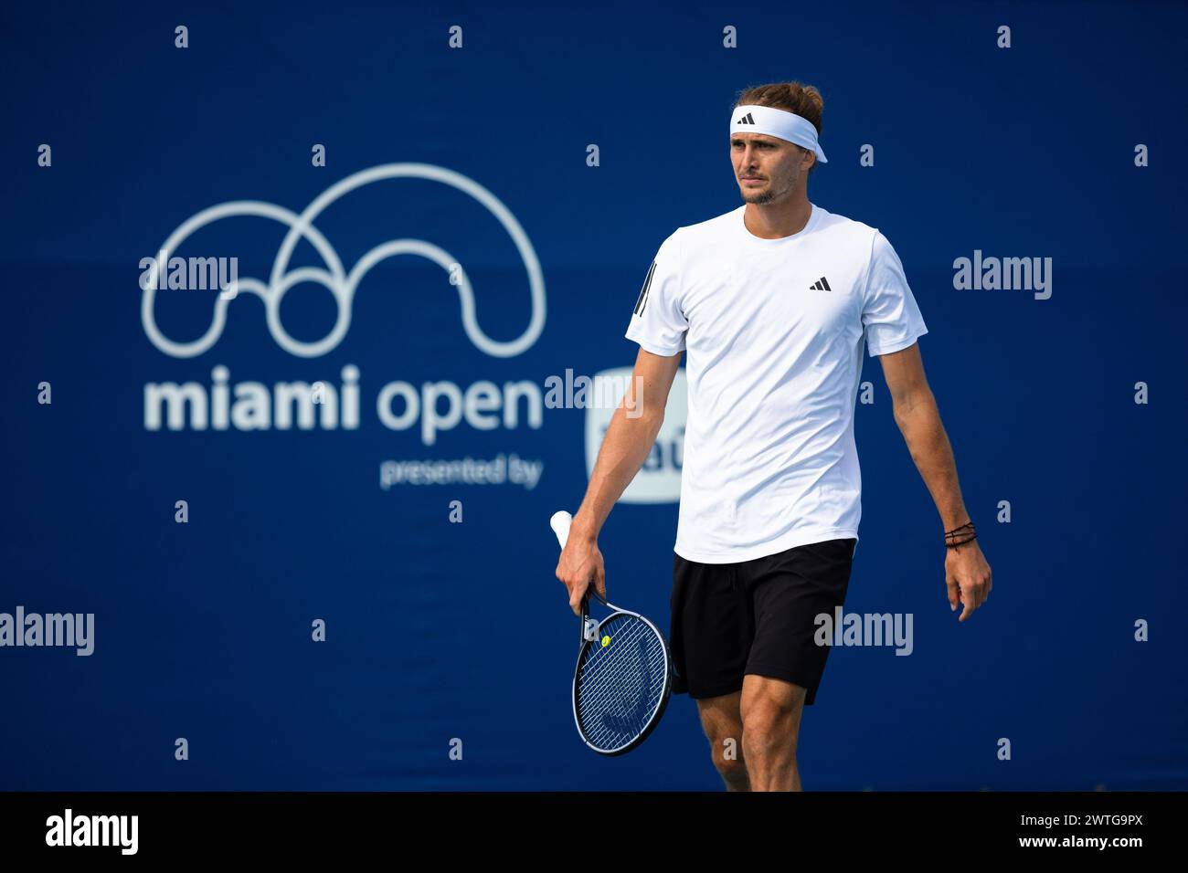 MIAMI GARDENS, FLORIDA - 17. MÄRZ: Alexander Zverev aus Deutschland trainiert am ersten Tag des Qualifying im Hard Rock Stadium am 17. März 2024 in Miami Gardens, Florida. (Foto: Mauricio Paiz) Stockfoto