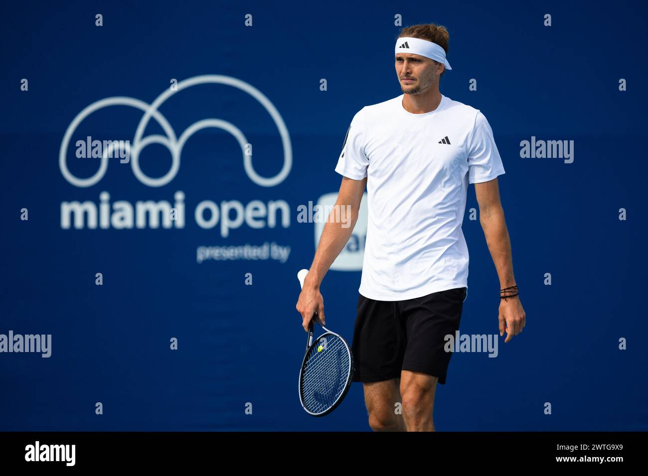 MIAMI GARDENS, FLORIDA - 17. MÄRZ: Alexander Zverev aus Deutschland trainiert am ersten Tag des Qualifying im Hard Rock Stadium am 17. März 2024 in Miami Gardens, Florida. (Foto: Mauricio Paiz) Stockfoto