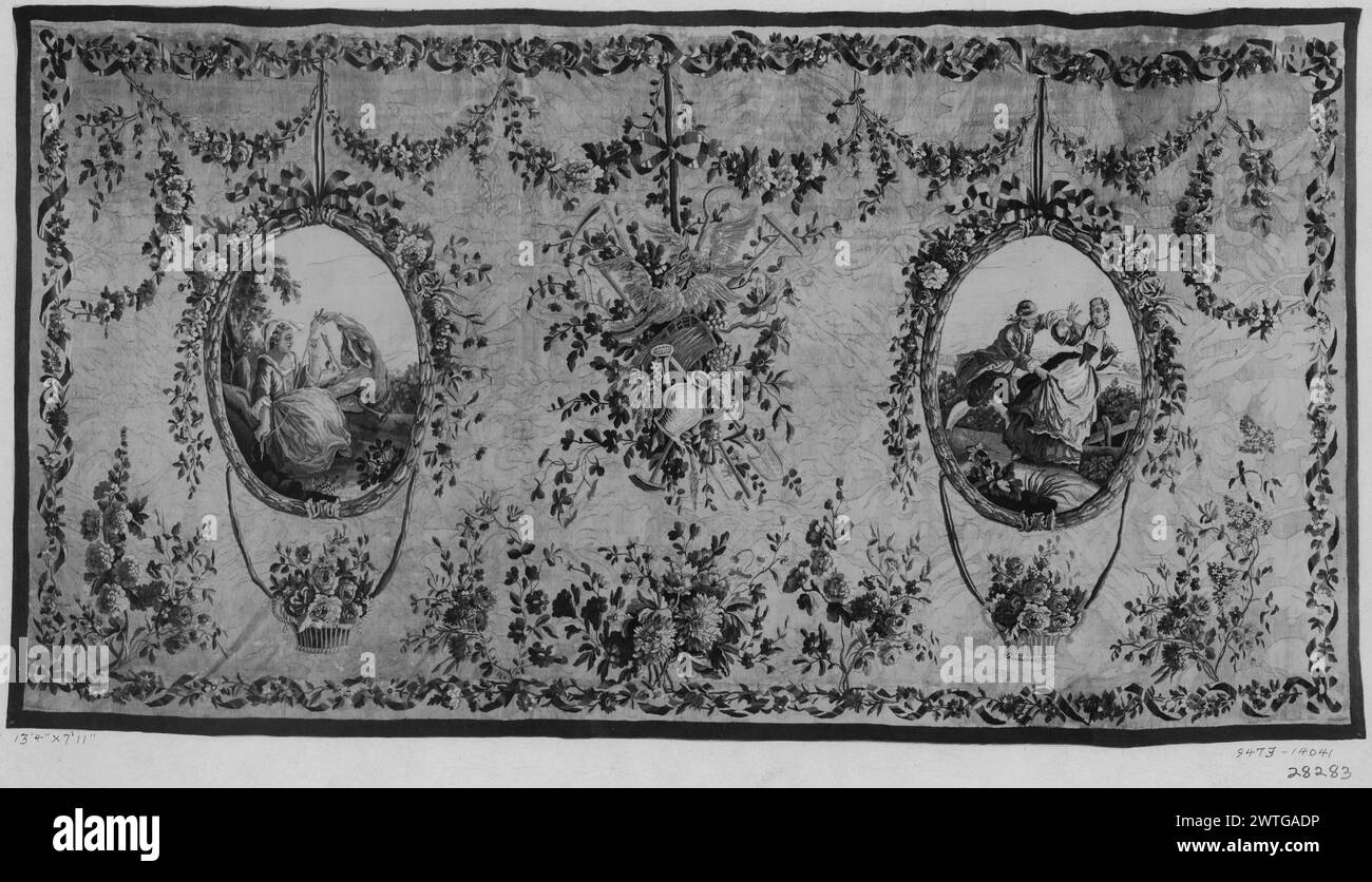 Das Mädchen dreht sich, Blindmans Bluff. Boucher, Francois (französisch, 1703-1770) (entworfen nach) [Maler] ca. 1770-1790 Gobelin Abmessungen: H 7'11' x B 13'4' Gobelin Materialien/Techniken: Unbekannt Kultur: Französisches Weberzentrum: Aubusson Besitz Geschichte: Sir Anthony Rothschild Coll., Aston Clinton, Buckinghamshire, 1922. French & Co. Wurde von Anderson Galleries, Inc. Erworben (New York), (Leverhulme-Verkauf), Los 493, 9.2.1926; verkauft an J. J. Greenberg 2/1928 [SS 28283]. French & Co. Wurde am 16.07.1943 von Mrs. Jennye Greenberg gekauft; verkauft an Arthur H. Myers 6/1947 [SS 76530]. 2 Medaillons mit einem jungen Coup Stockfoto