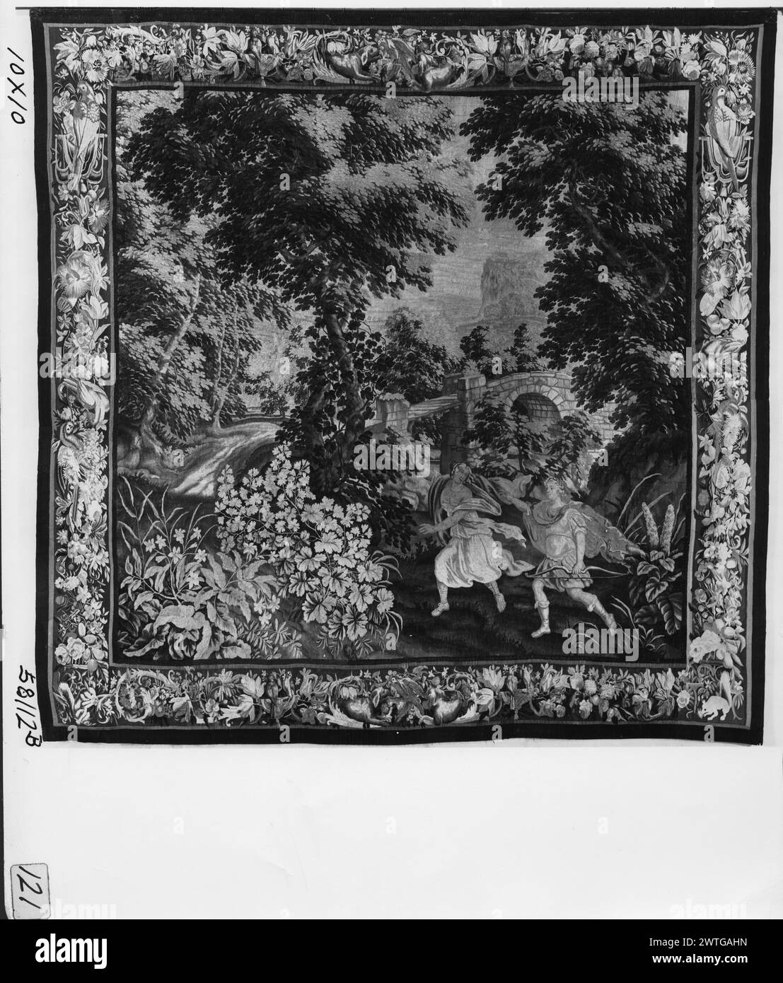 Atalanta Racing Meleager. Unbekannt ca. 1675-1700 Gobelin Abmessungen: H 10' x B 10' Gobelin Materialien/Techniken: Unbekannt Kultur: Flämisches Weberzentrum: Brüssel Besitz Geschichte: French & Co. Erhalten von Bray, 13.04.1925; zurückgegeben am 12/1925 [SS 13499]. French & Co. Gekauft von Hobart P. Skofield, 7/1/1957 [SS 58112]. Verwandte Arbeiten: Panels im Set: GCPA 0238639-0238646 Stockfoto